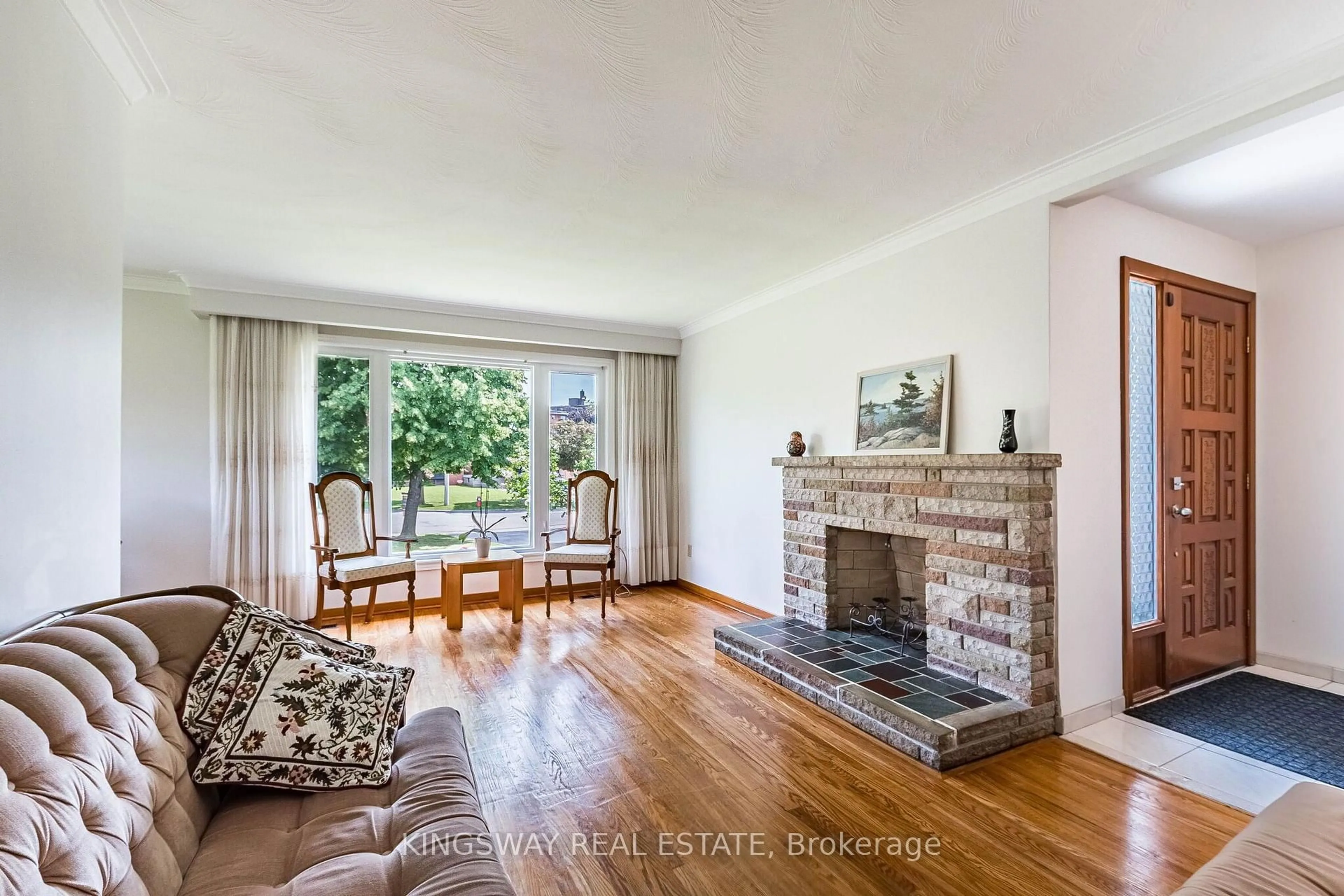 Living room with furniture, wood/laminate floor for 163 Floradale Dr, Mississauga Ontario L5B 1G2