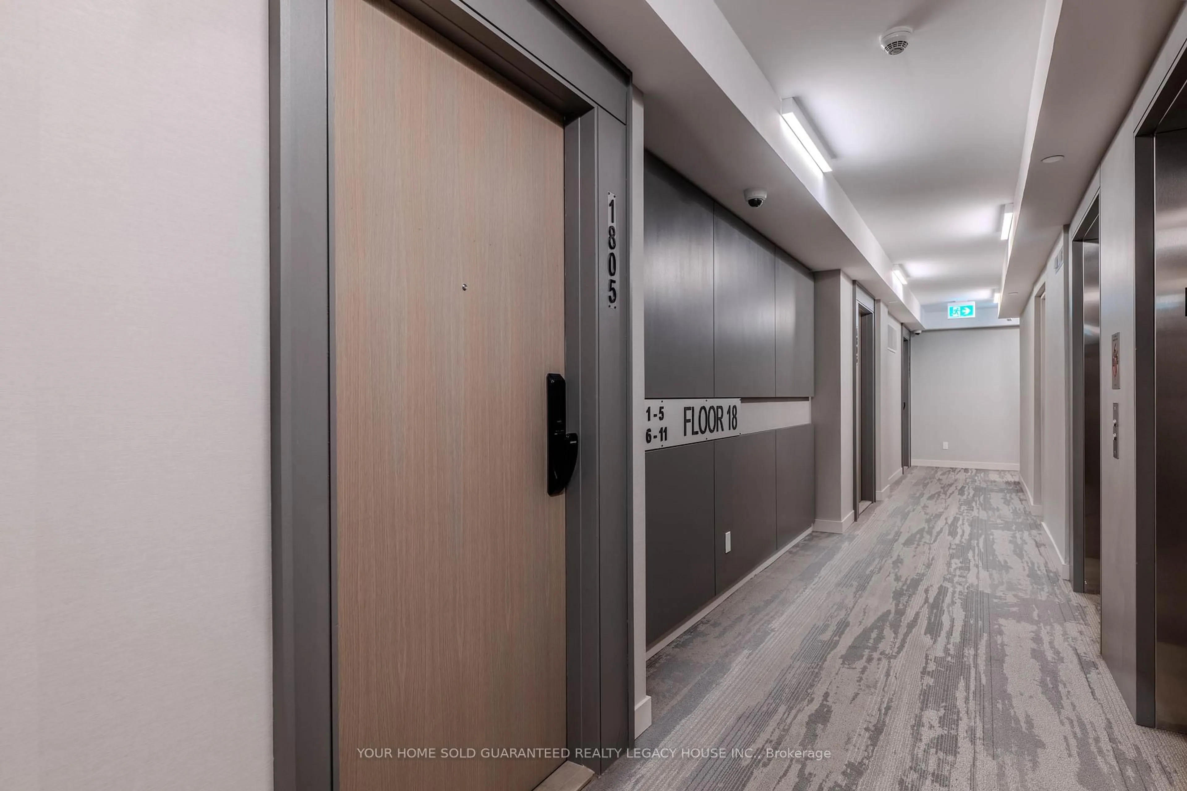 Indoor foyer for 370 Martha St #1805, Burlington Ontario L7R 0G9