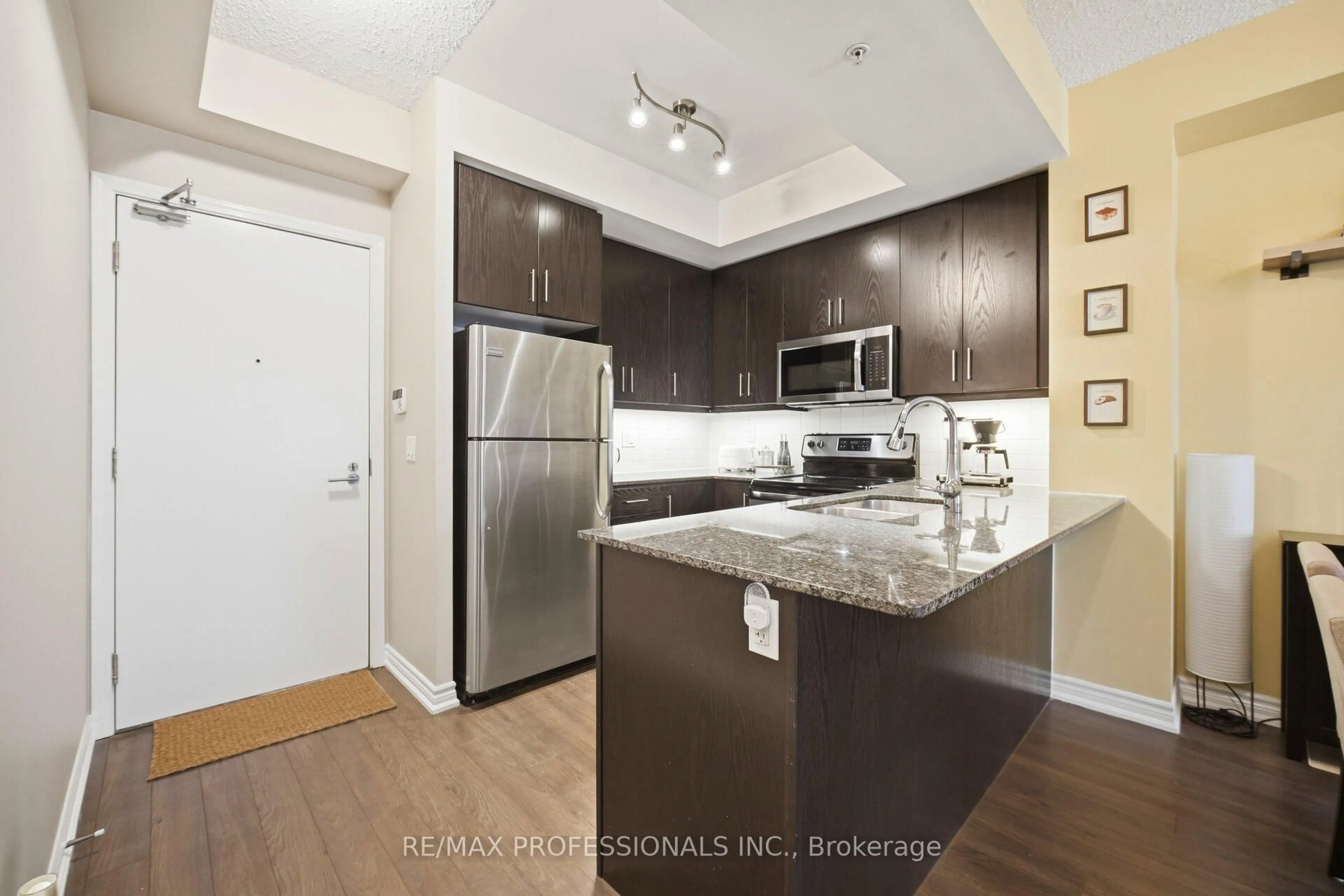 Standard kitchen, wood/laminate floor for 15 James Finlay Way #922, Toronto Ontario M3M 0B3