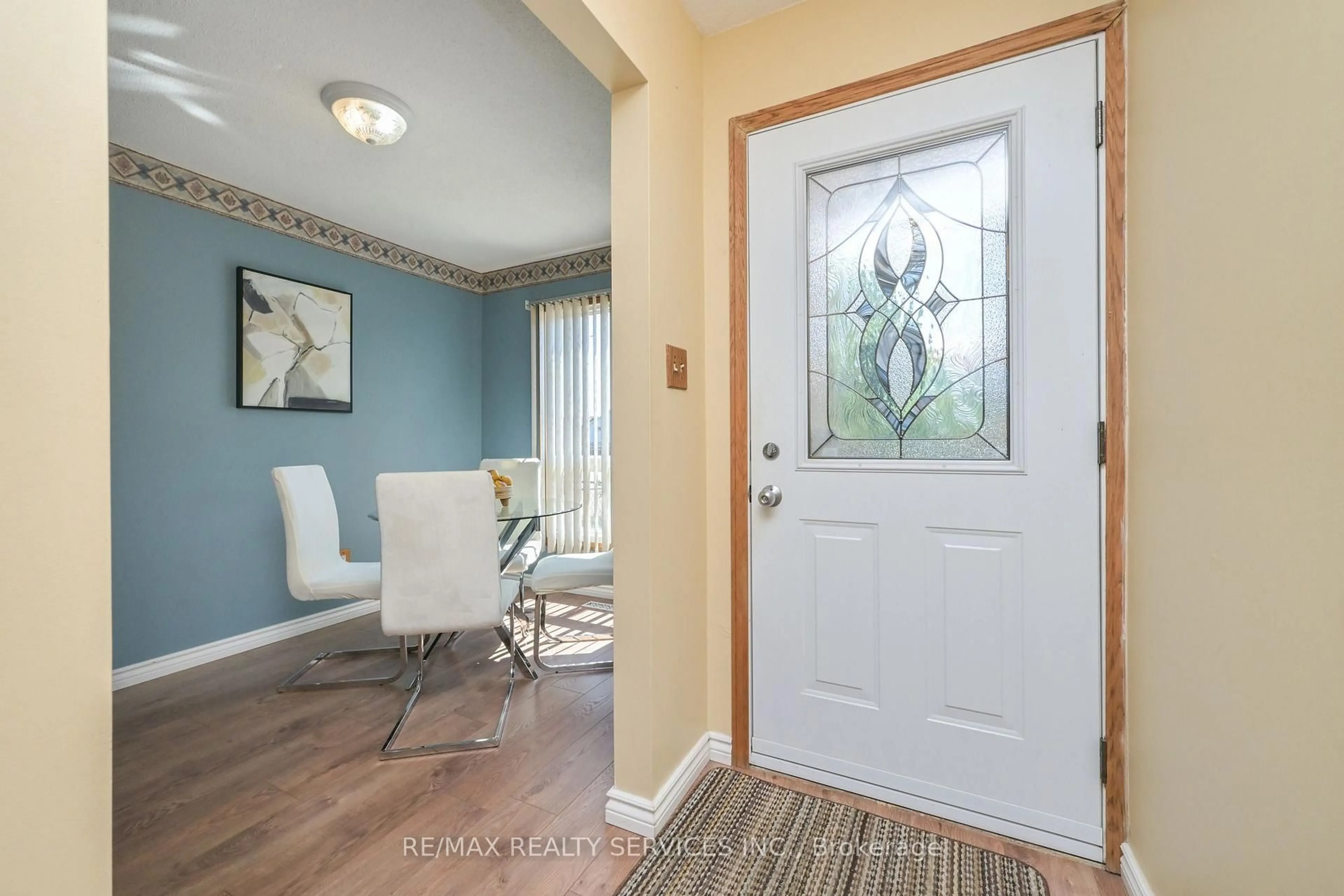 Indoor entryway for 2 Lindridge Ave, Brampton Ontario L6S 3W9
