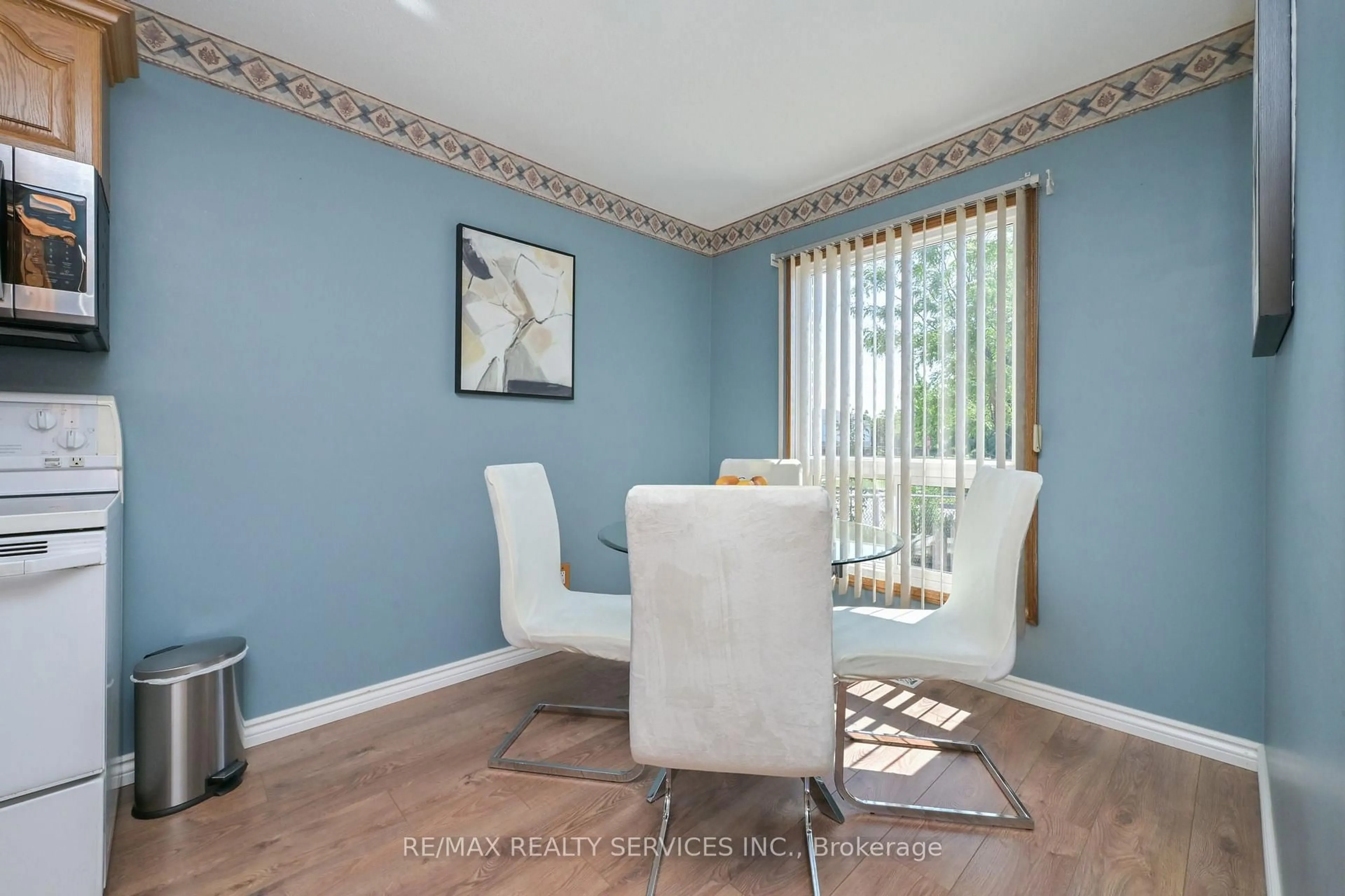 Dining room, unknown for 2 Lindridge Ave, Brampton Ontario L6S 3W9