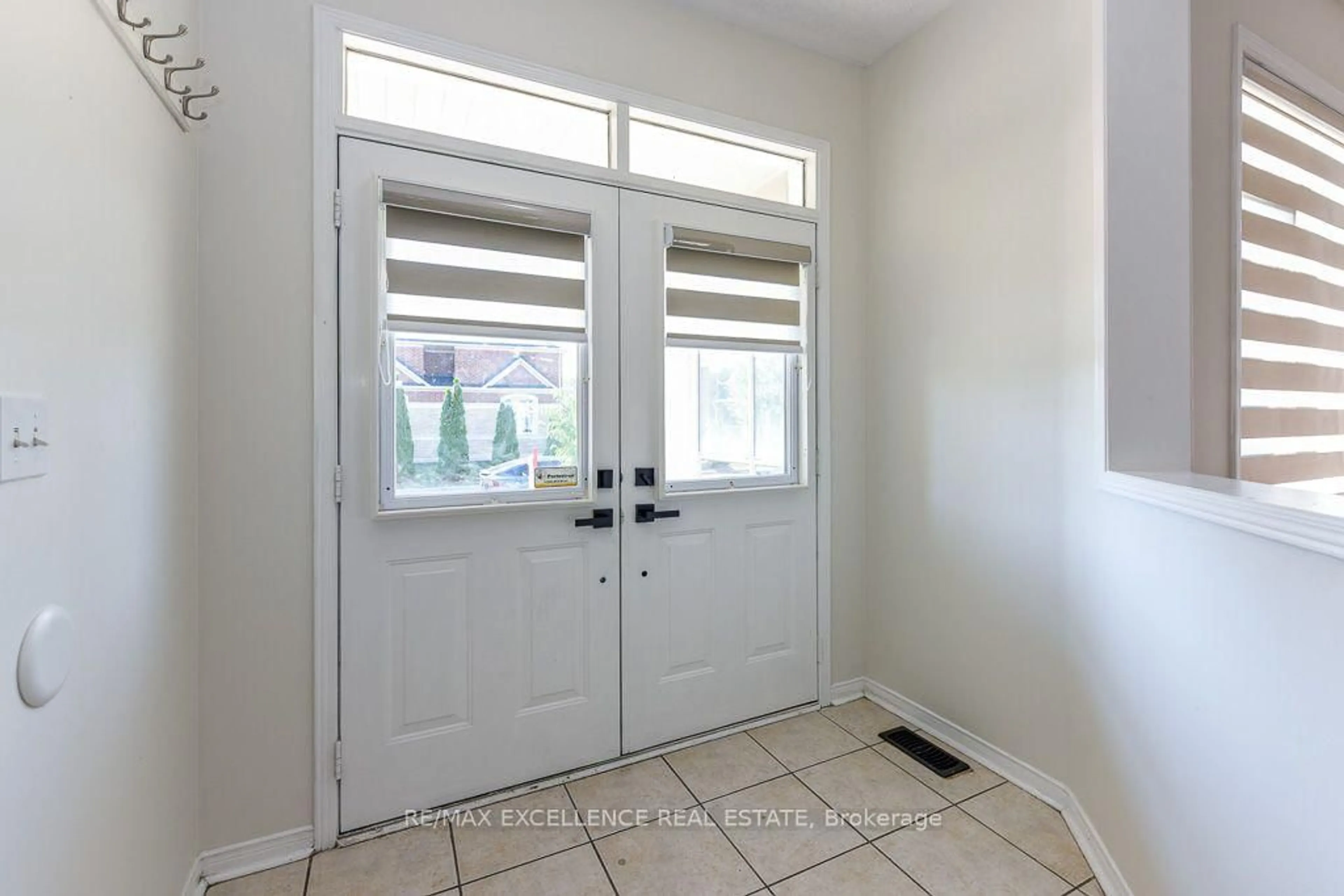 Indoor entryway for 44 Overture Lane, Brampton Ontario L6S 6H8