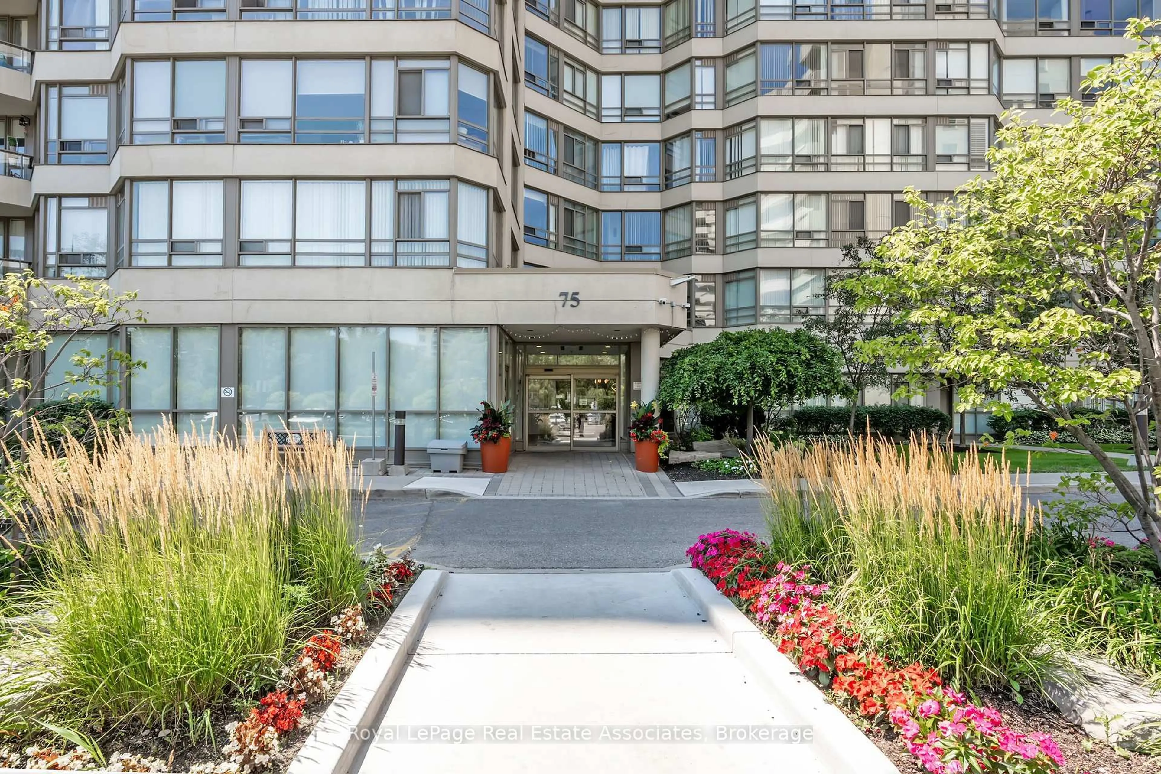 Indoor foyer for 75 King St #1611, Mississauga Ontario L5A 4G5