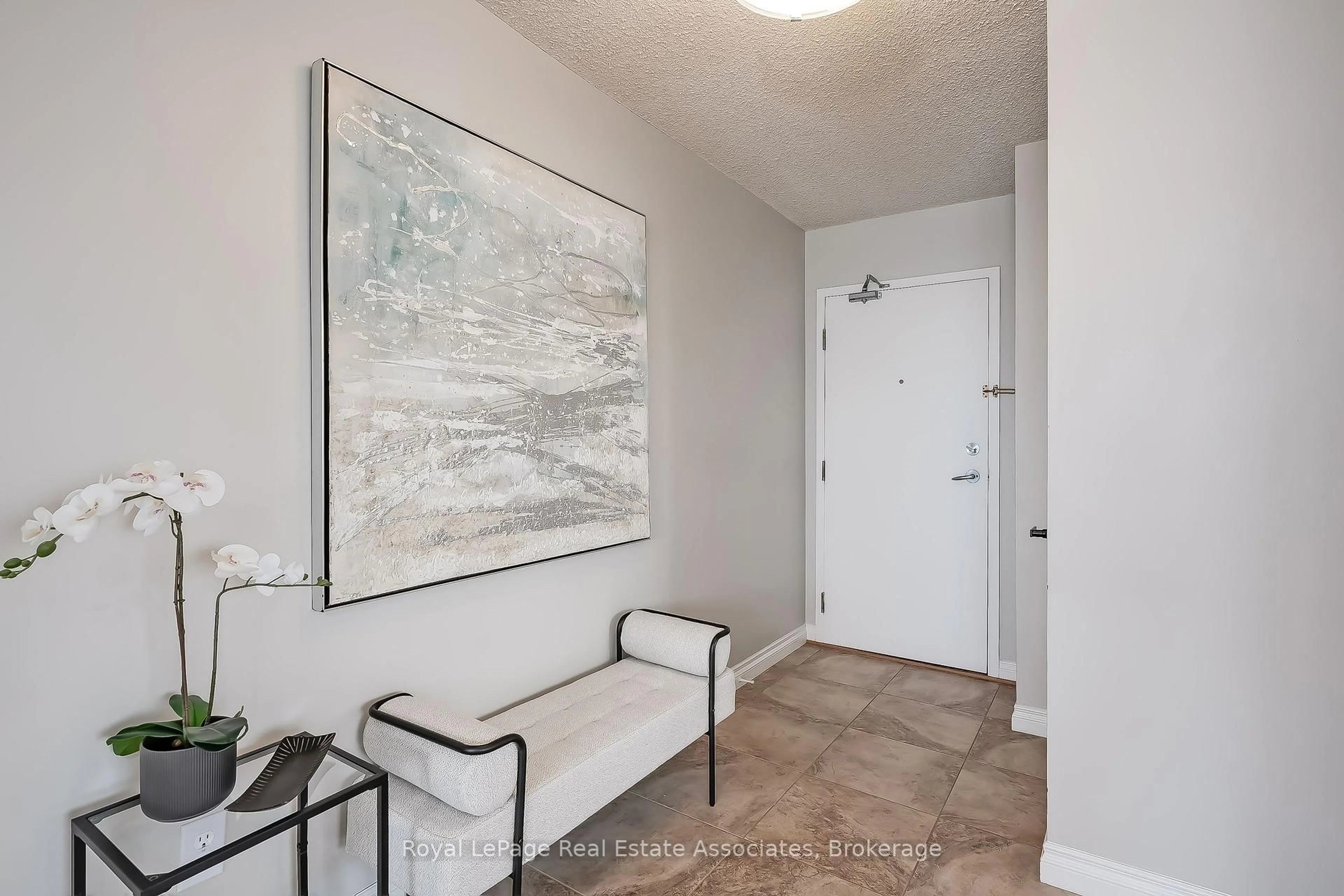 Indoor entryway for 75 King St #1611, Mississauga Ontario L5A 4G5