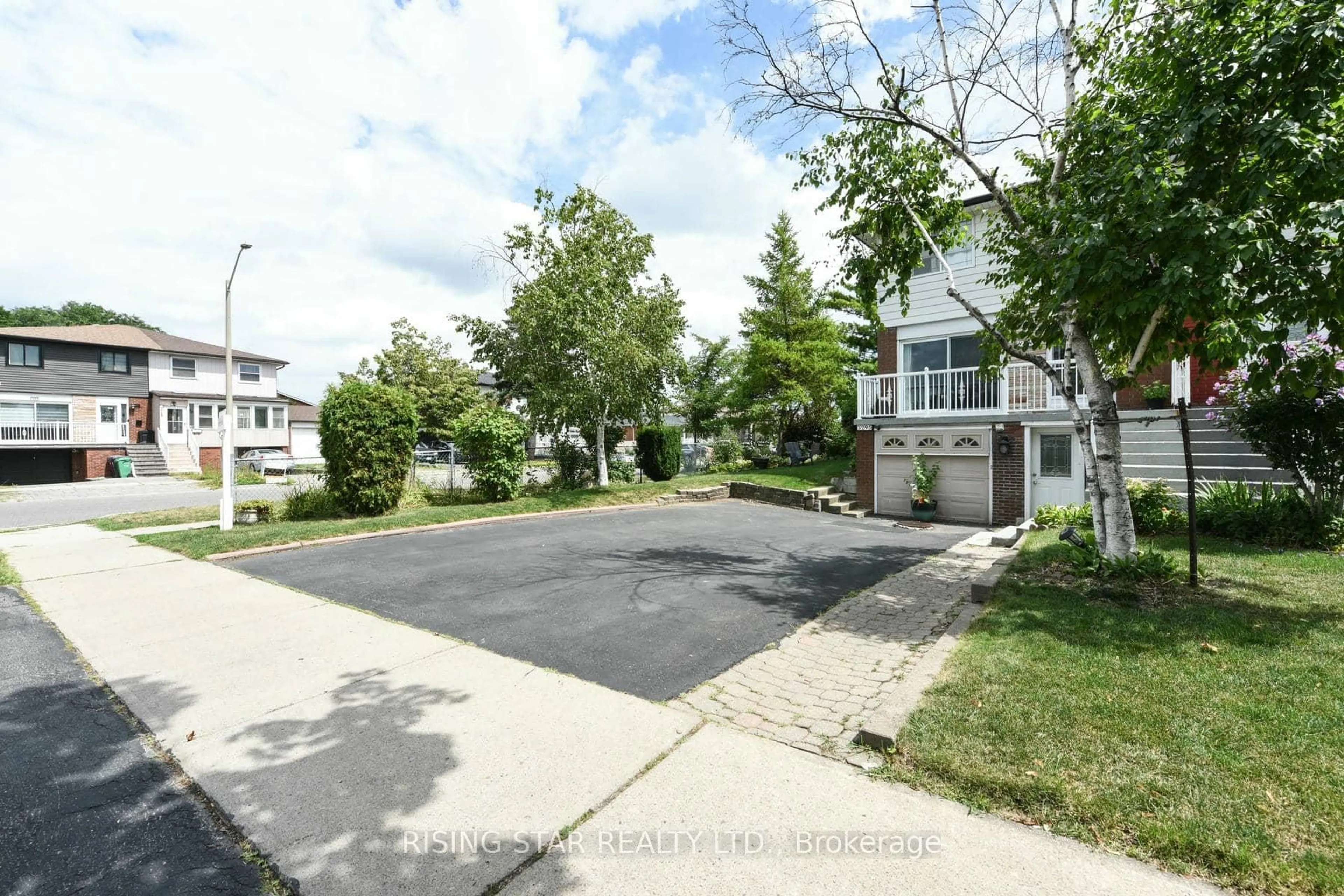 Unknown for 3295 Chipley Cres, Mississauga Ontario L4T 2E3