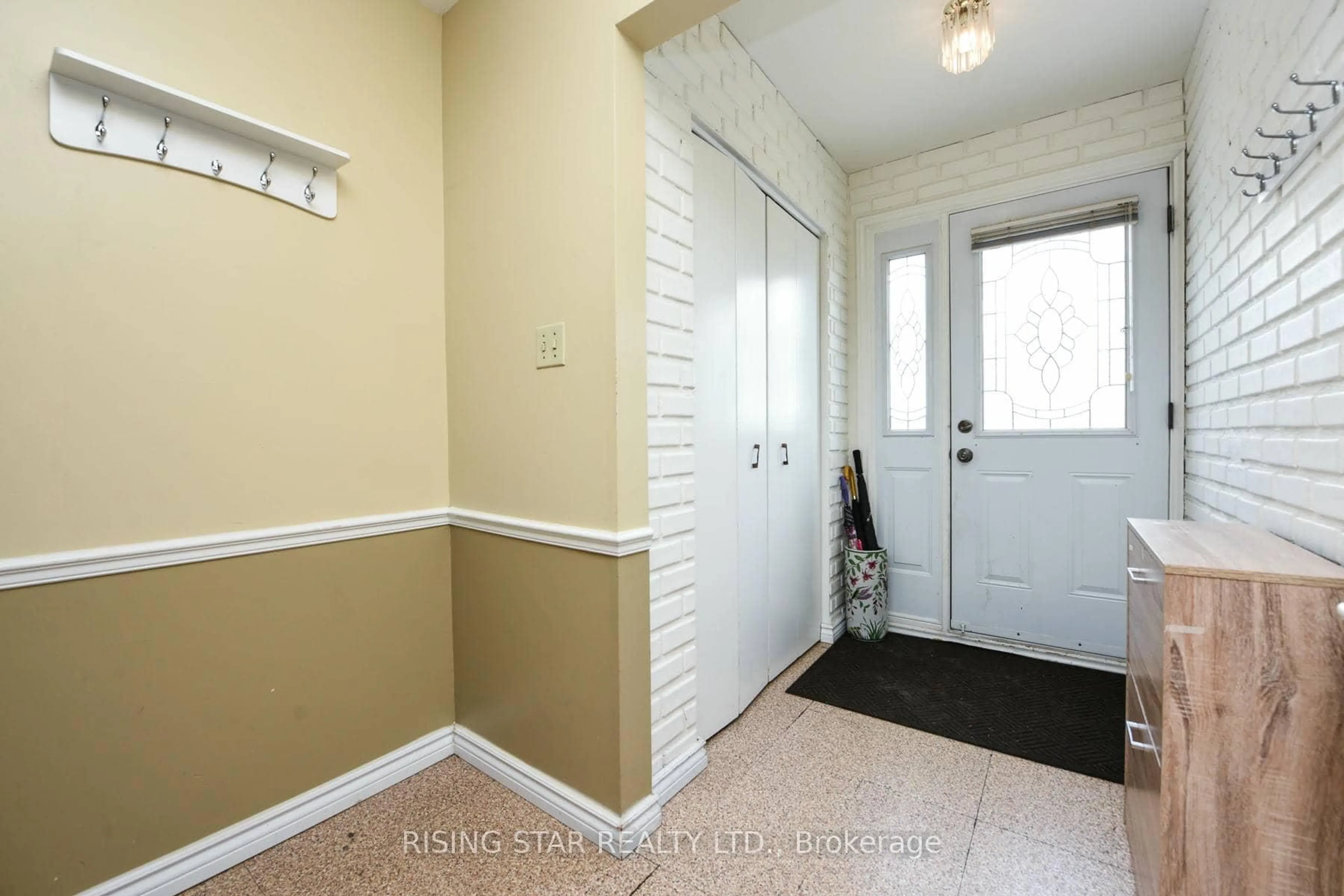 Indoor entryway for 3295 Chipley Cres, Mississauga Ontario L4T 2E3