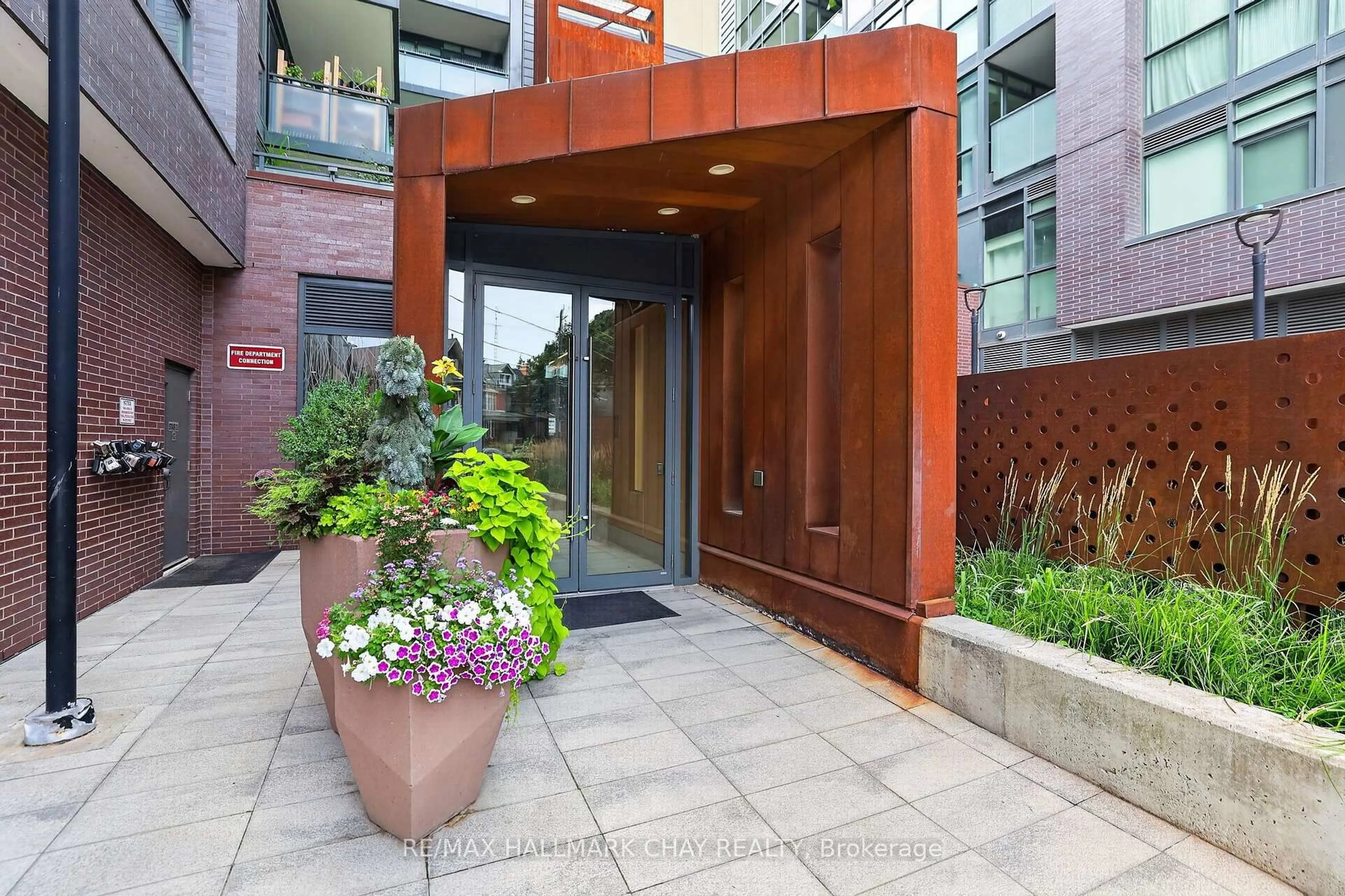 Indoor entryway for 38 Howard Park Ave #523, Toronto Ontario M6R 0A7