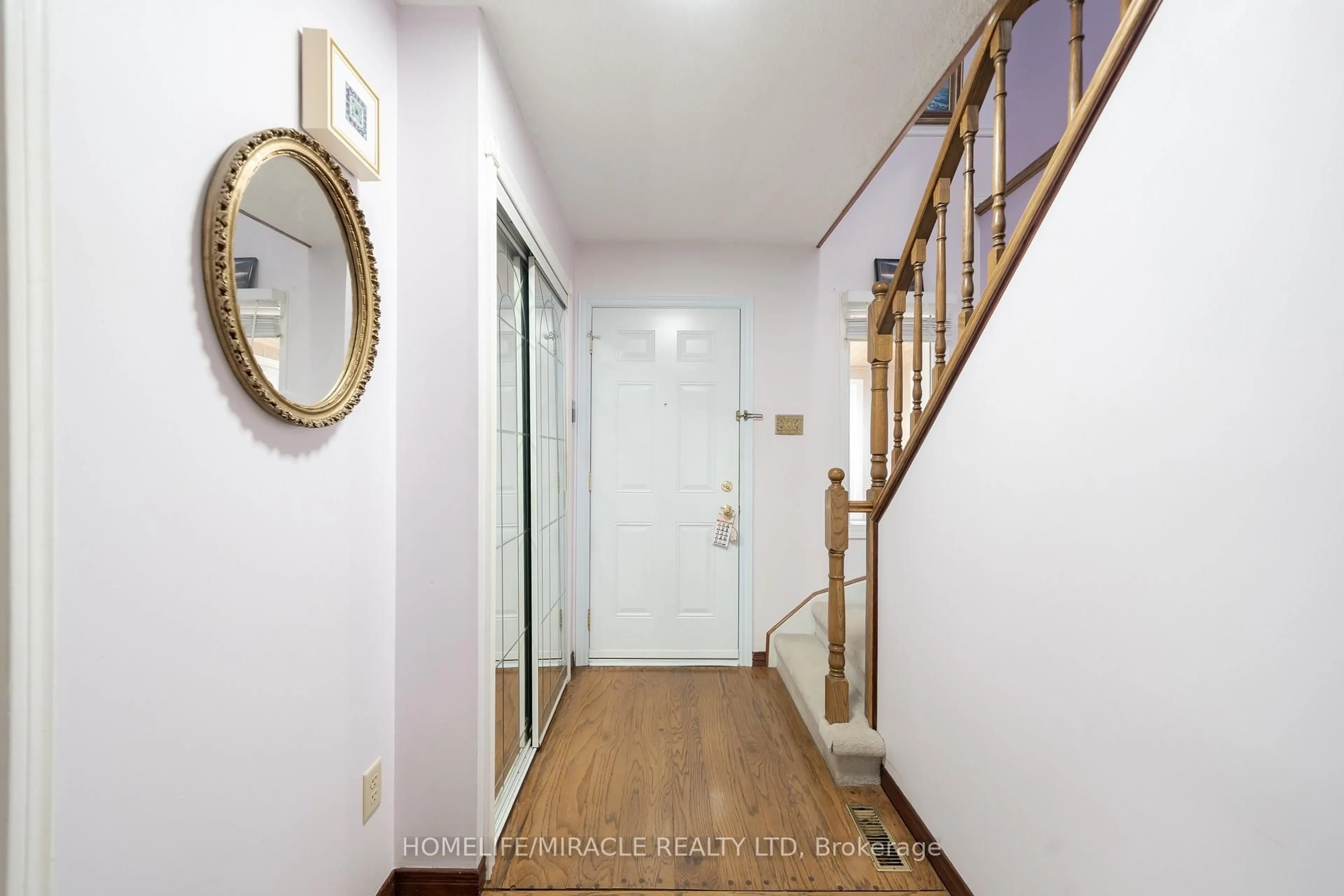 Indoor foyer for 59 Martindale Cres, Brampton Ontario L6X 2V7