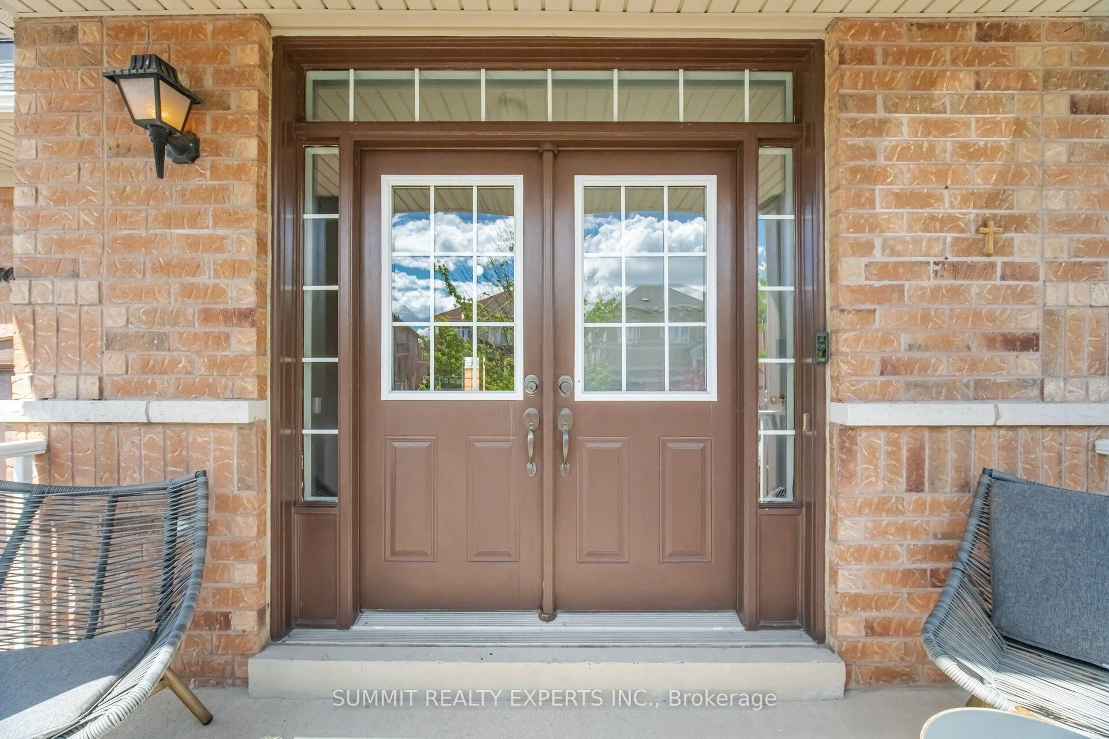 Indoor entryway for 85 Maple Valley St, Brampton Ontario L6P 2H3