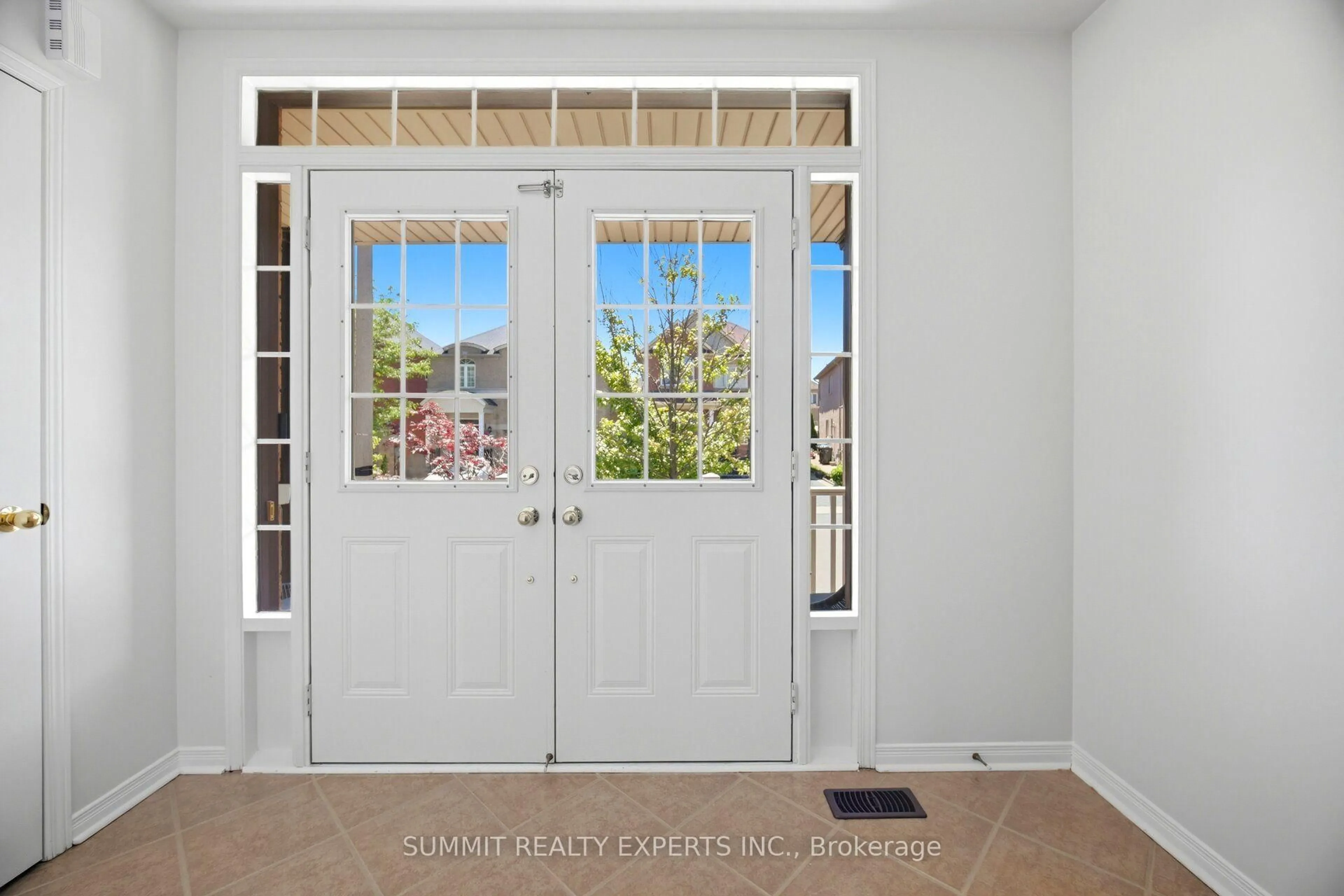 Indoor entryway for 85 Maple Valley St, Brampton Ontario L6P 2H3