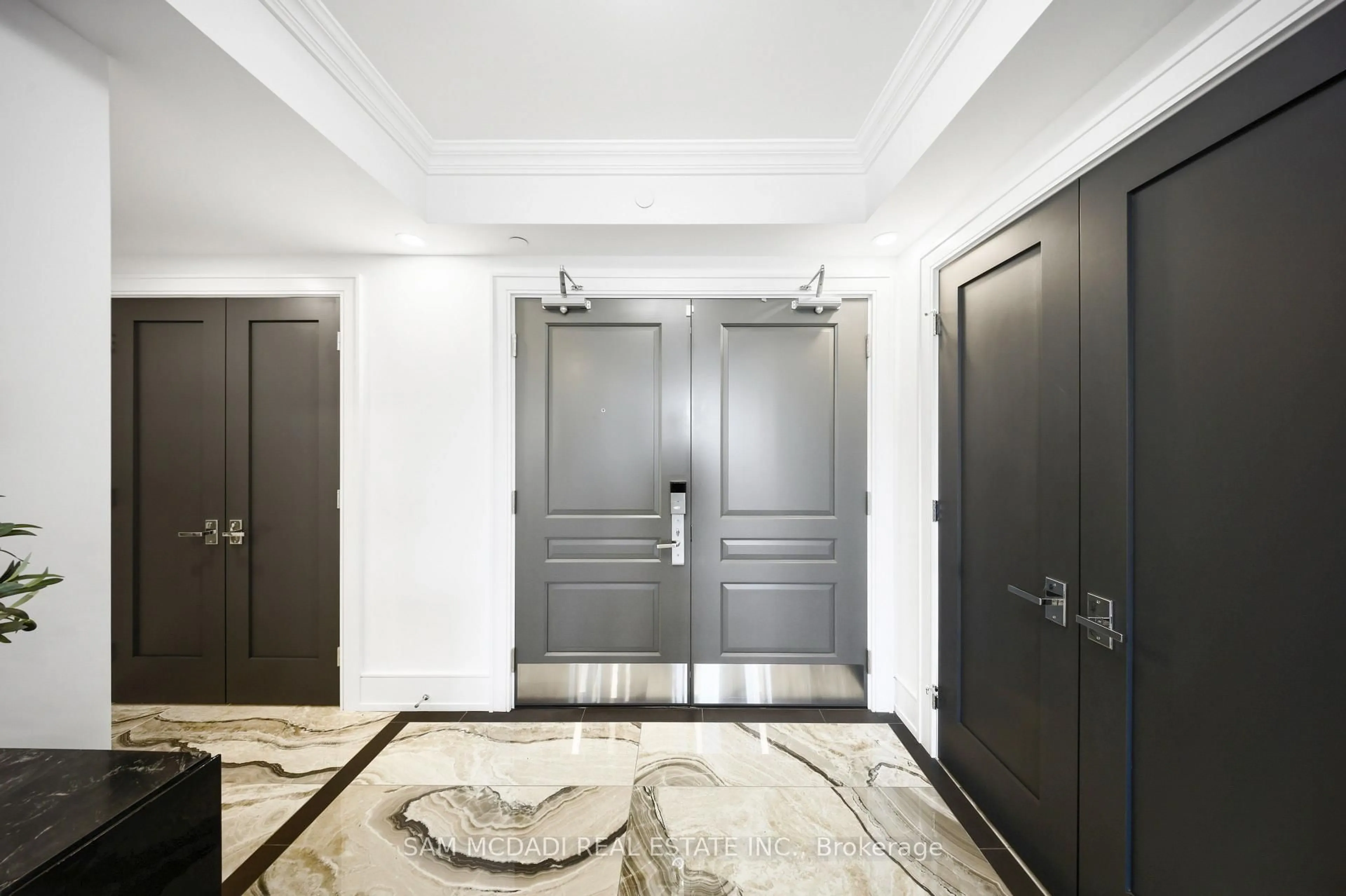 Indoor foyer for 2060 Lakeshore Rd #308, Burlington Ontario L7R 0G2
