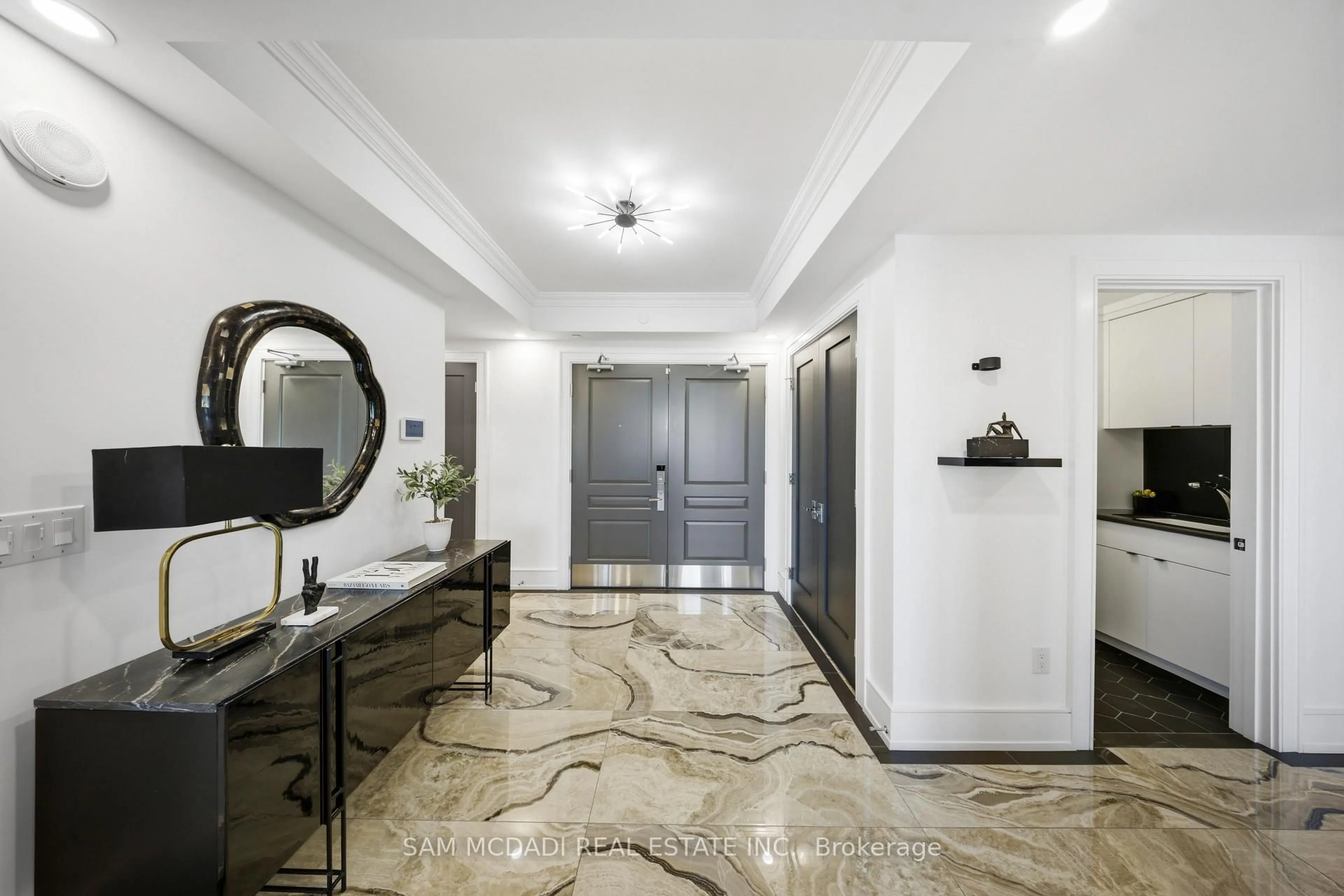 Indoor foyer for 2060 Lakeshore Rd #308, Burlington Ontario L7R 0G2