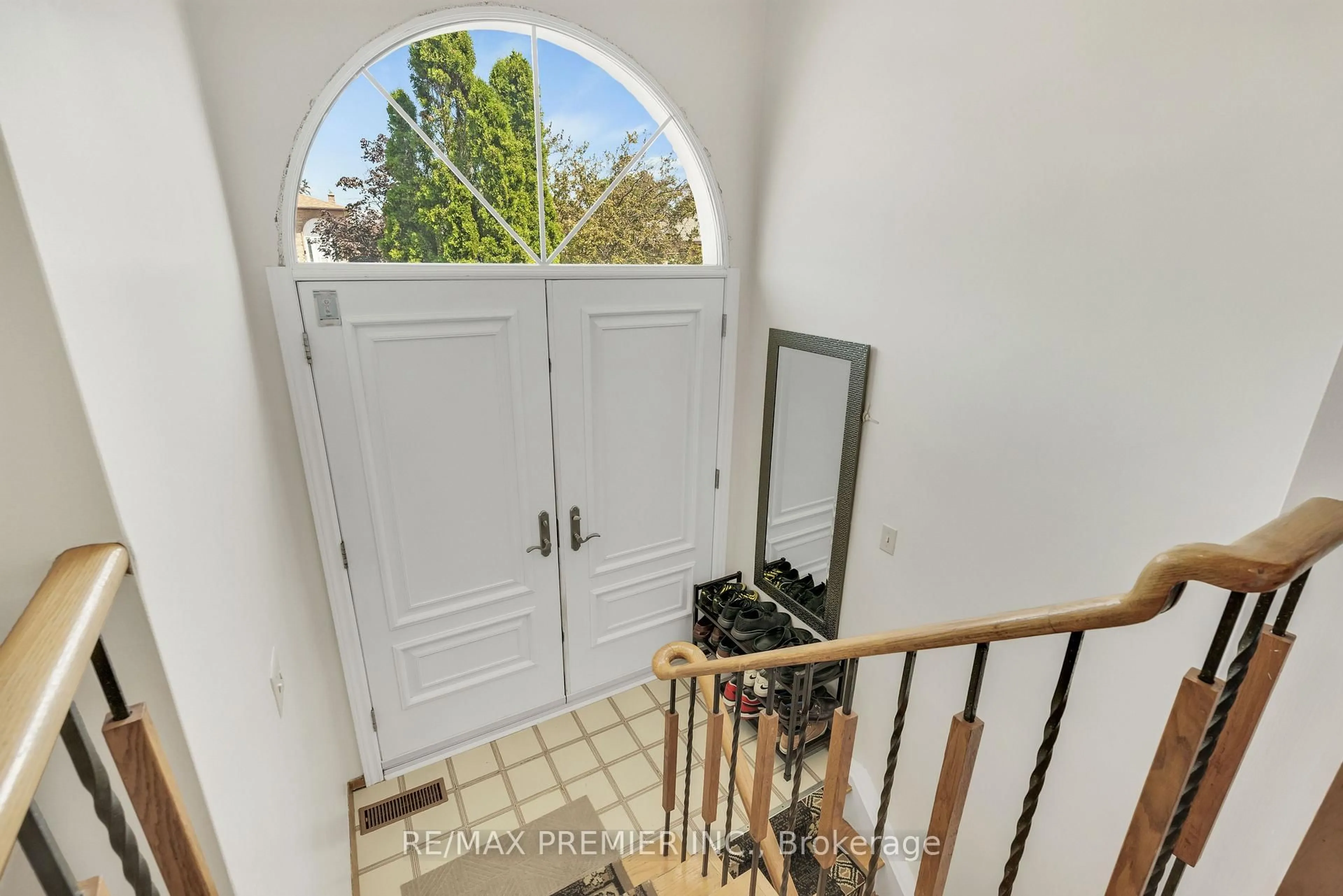 Indoor entryway for 4178 Dursley Cres, Mississauga Ontario L4Z 1J7