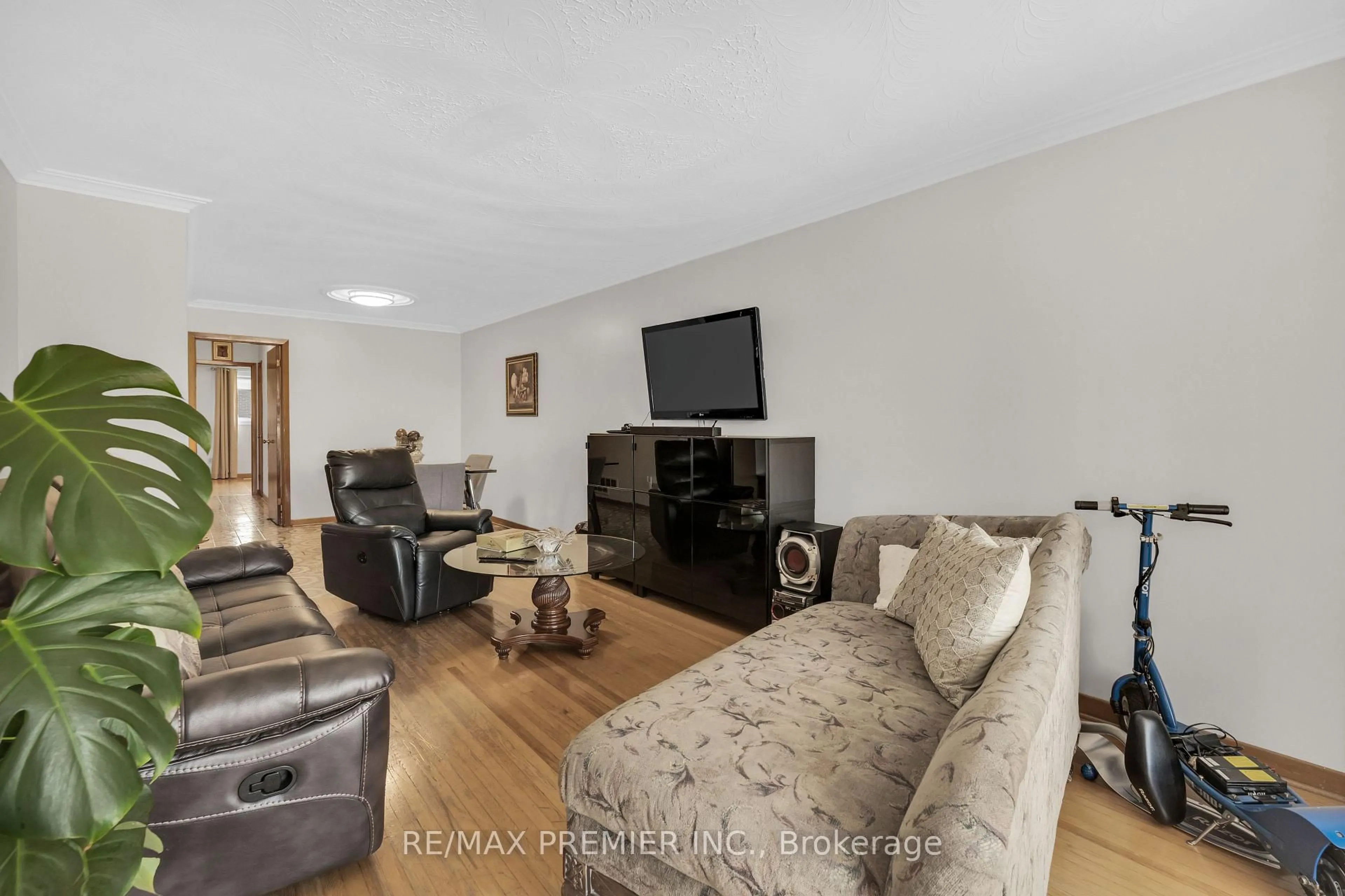 Living room with furniture, unknown for 4178 Dursley Cres, Mississauga Ontario L4Z 1J7