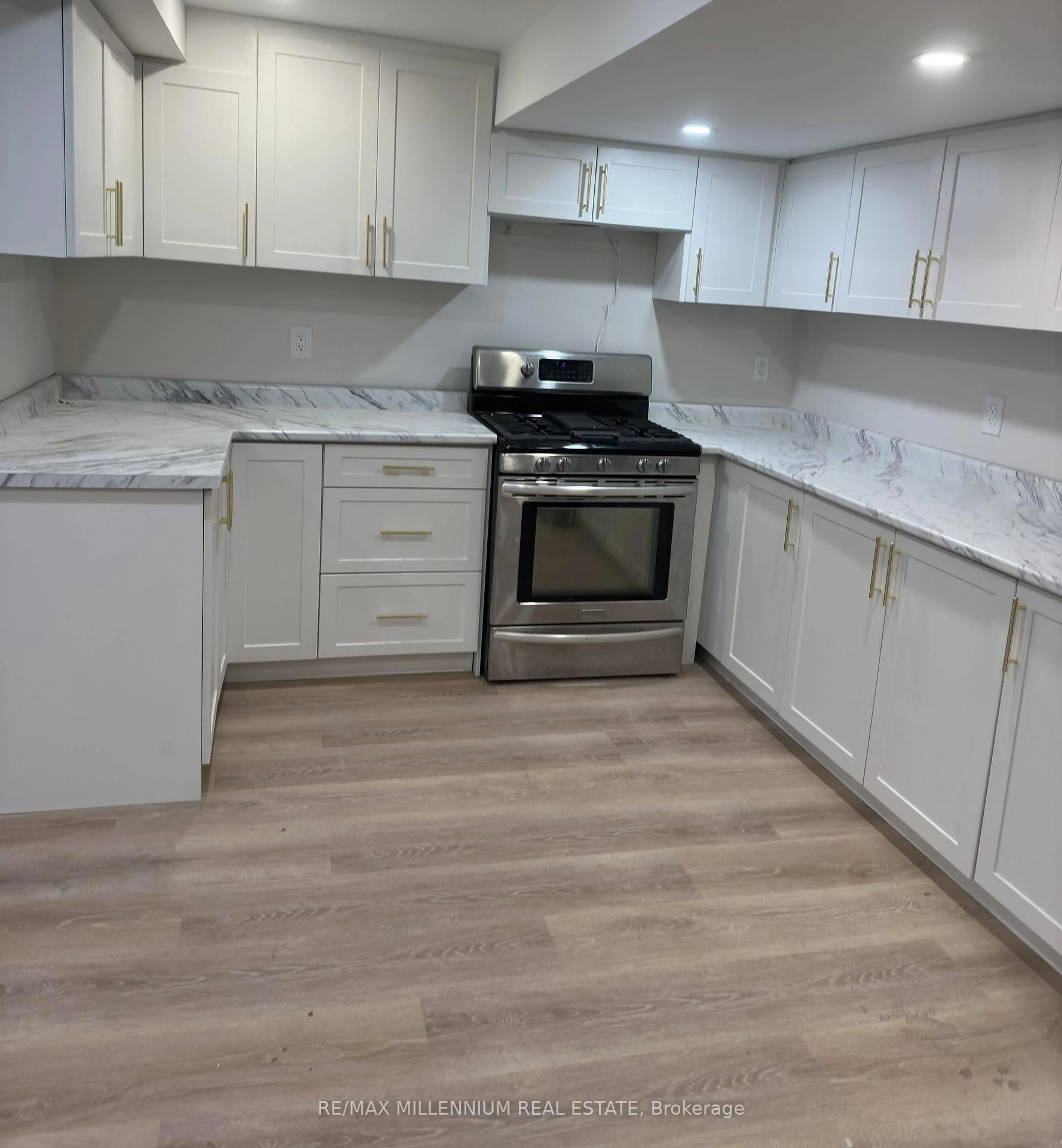 Open concept kitchen, wood/laminate floor for 2776 Rosewood Lane, Oakville Ontario L6J 7M4