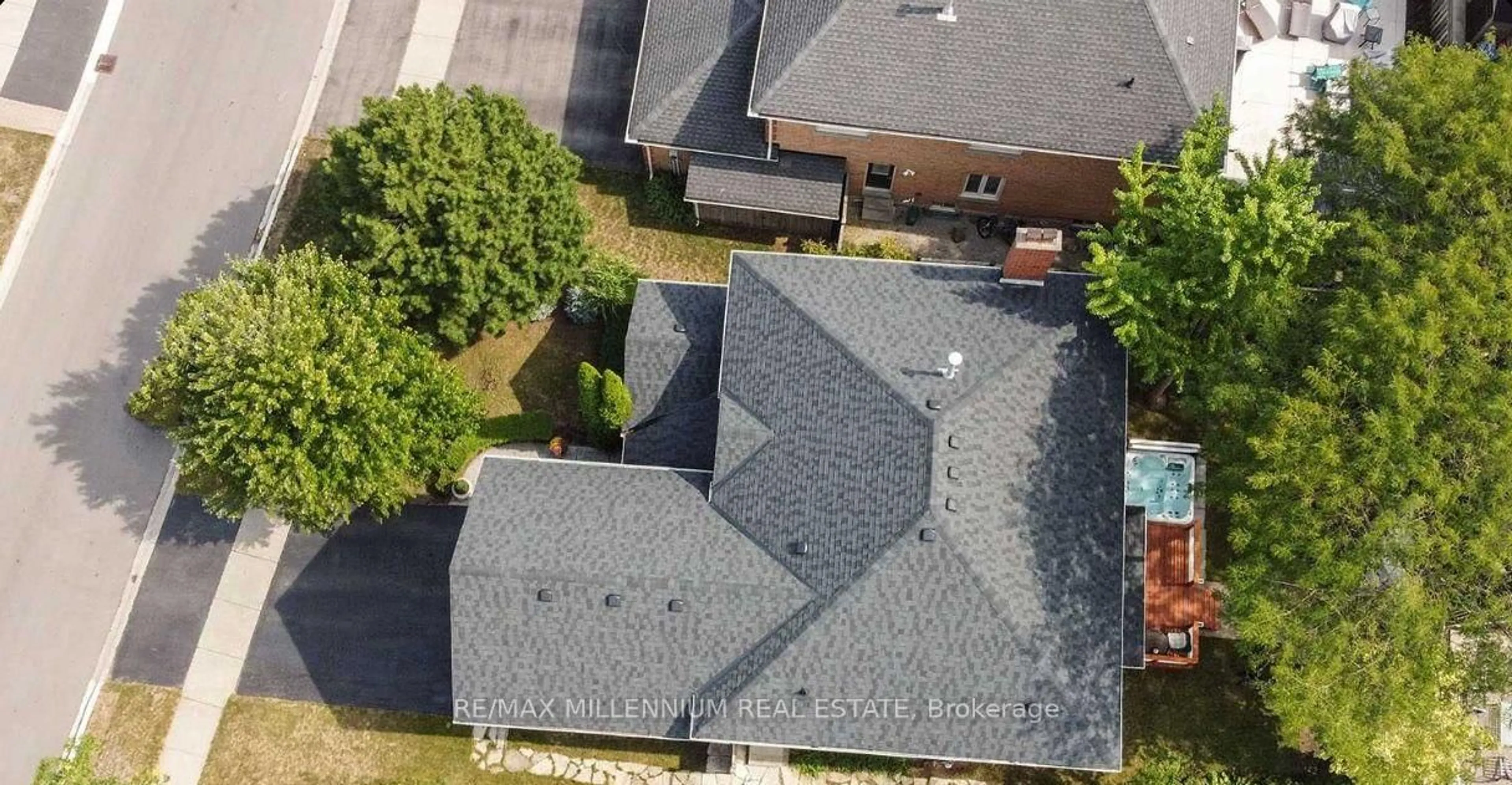 A pic from outside/outdoor area/front of a property/back of a property/a pic from drone, street for 2776 Rosewood Lane, Oakville Ontario L6J 7M4