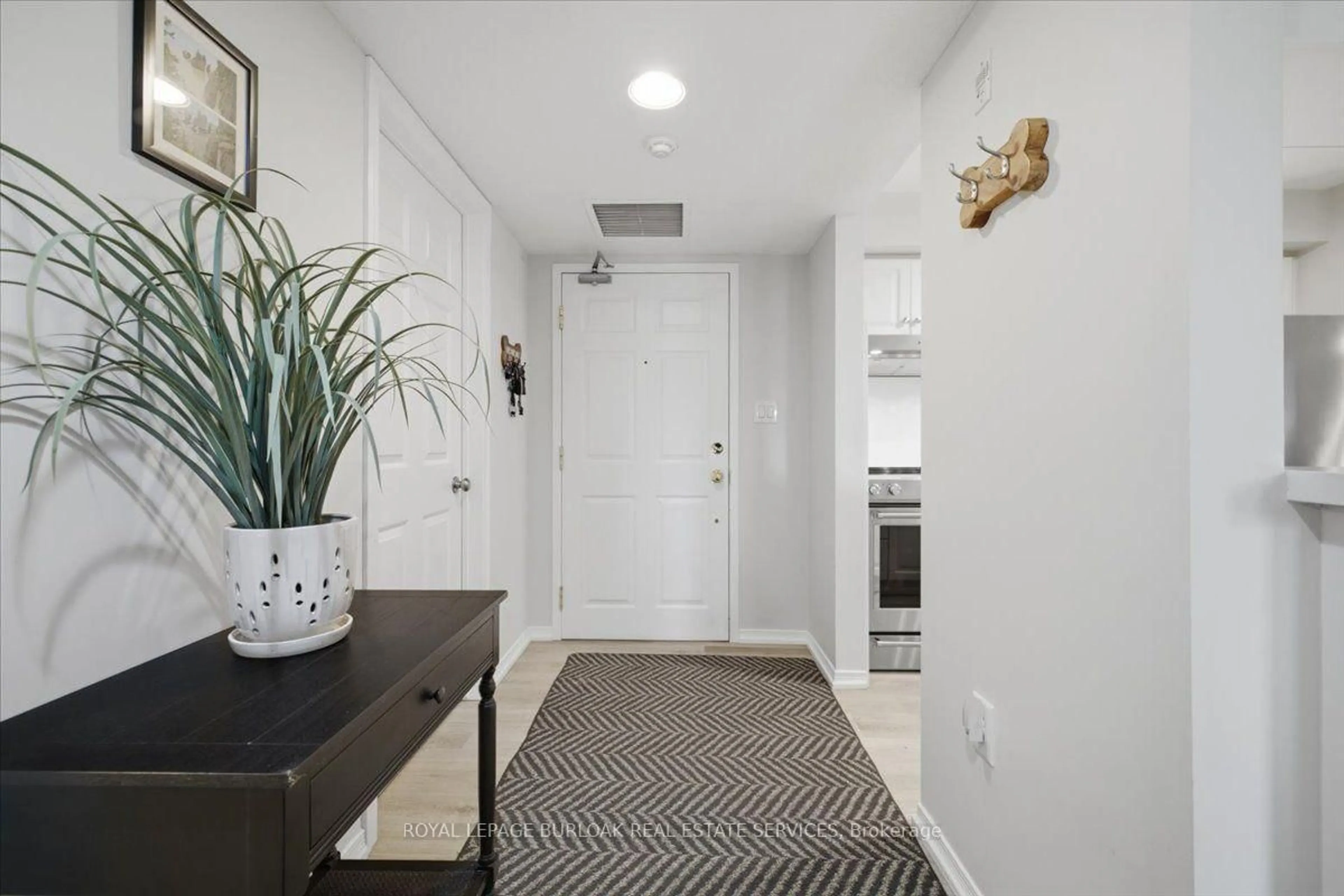 Indoor entryway for 216 Plains Rd #E305, Burlington Ontario L7T 4K8