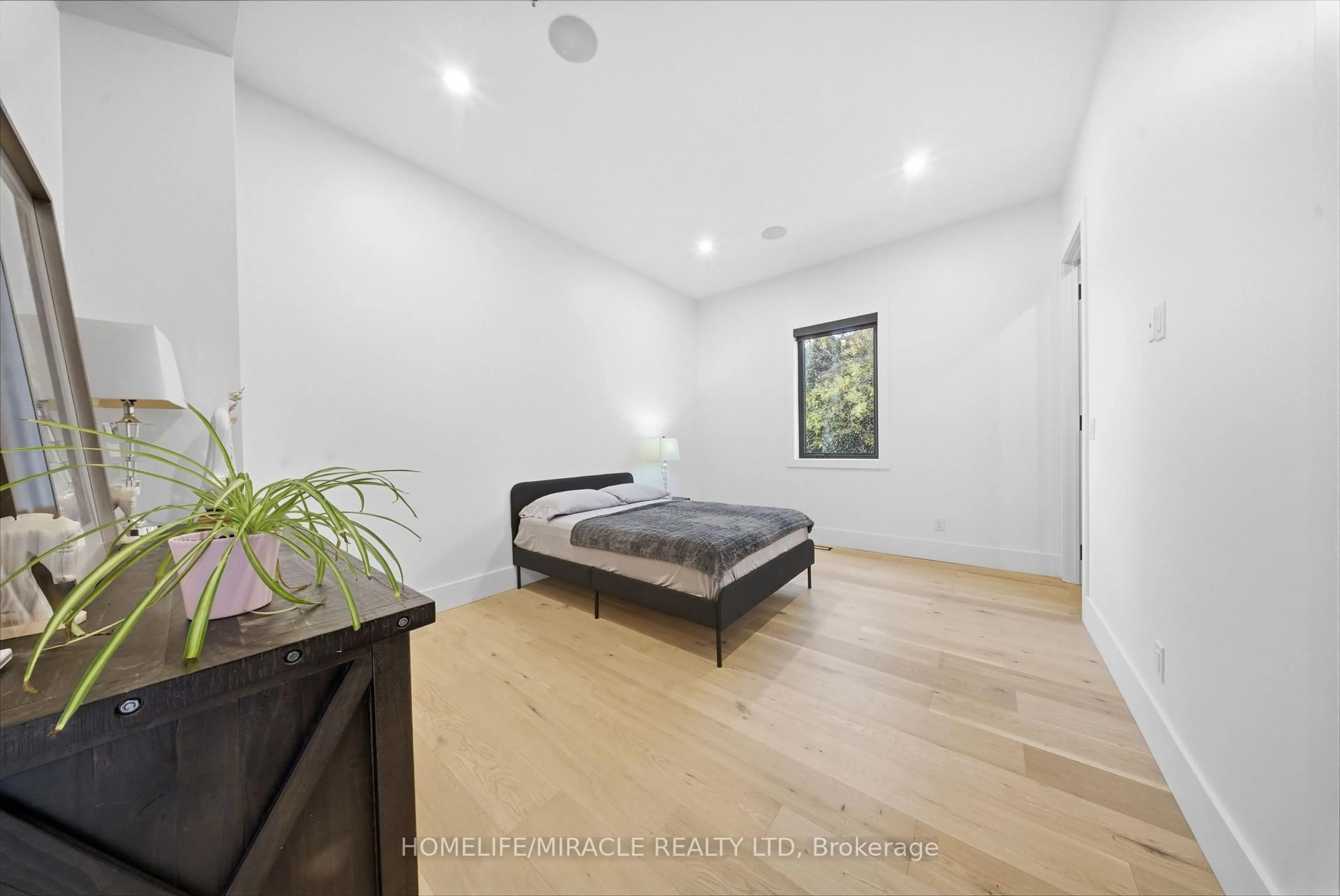 A pic of a room for 1653 Glenburnie Rd, Mississauga Ontario L5G 3E4