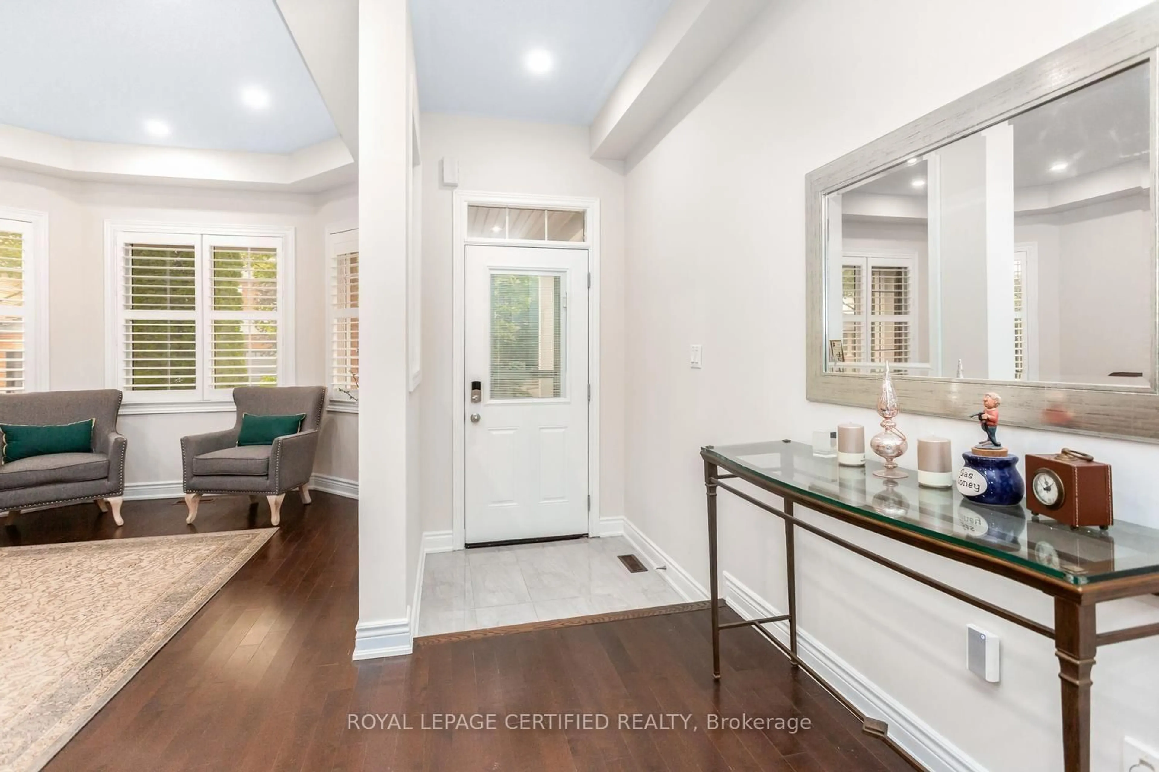 Indoor entryway for 5902 Agean Dr, Mississauga Ontario L5M 6R6