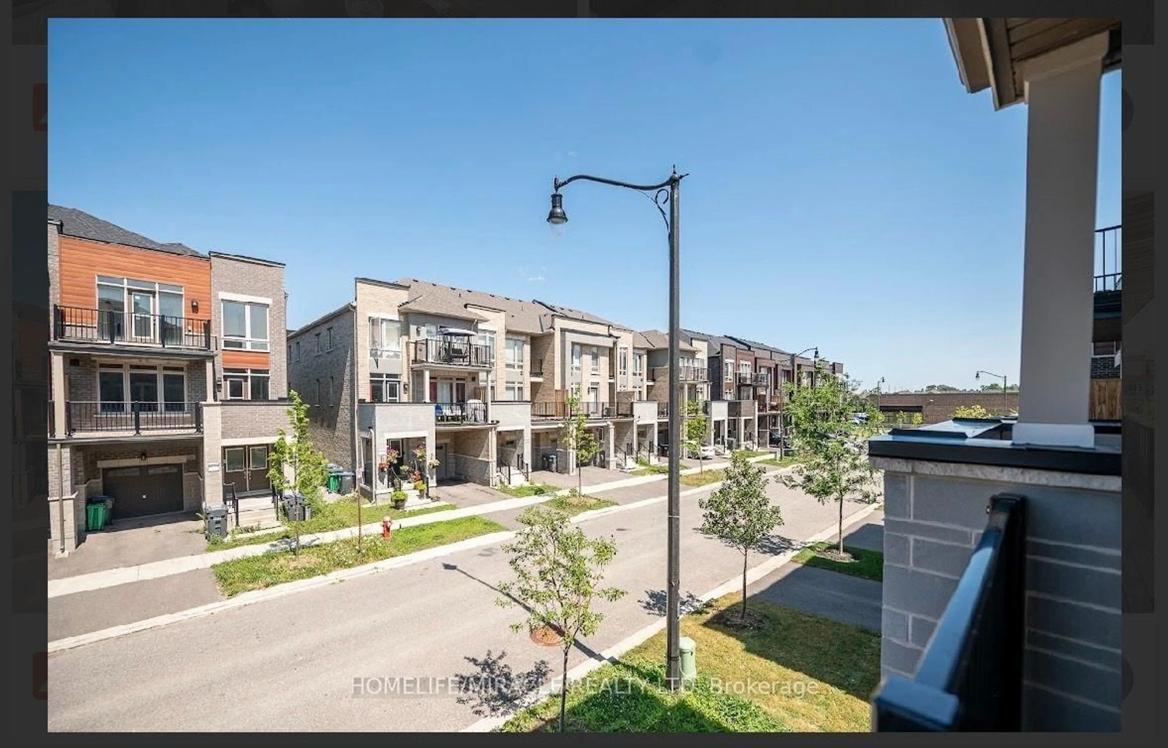 A pic from outside/outdoor area/front of a property/back of a property/a pic from drone, street for 23 Arrowview Dr, Brampton Ontario L7A 5H6