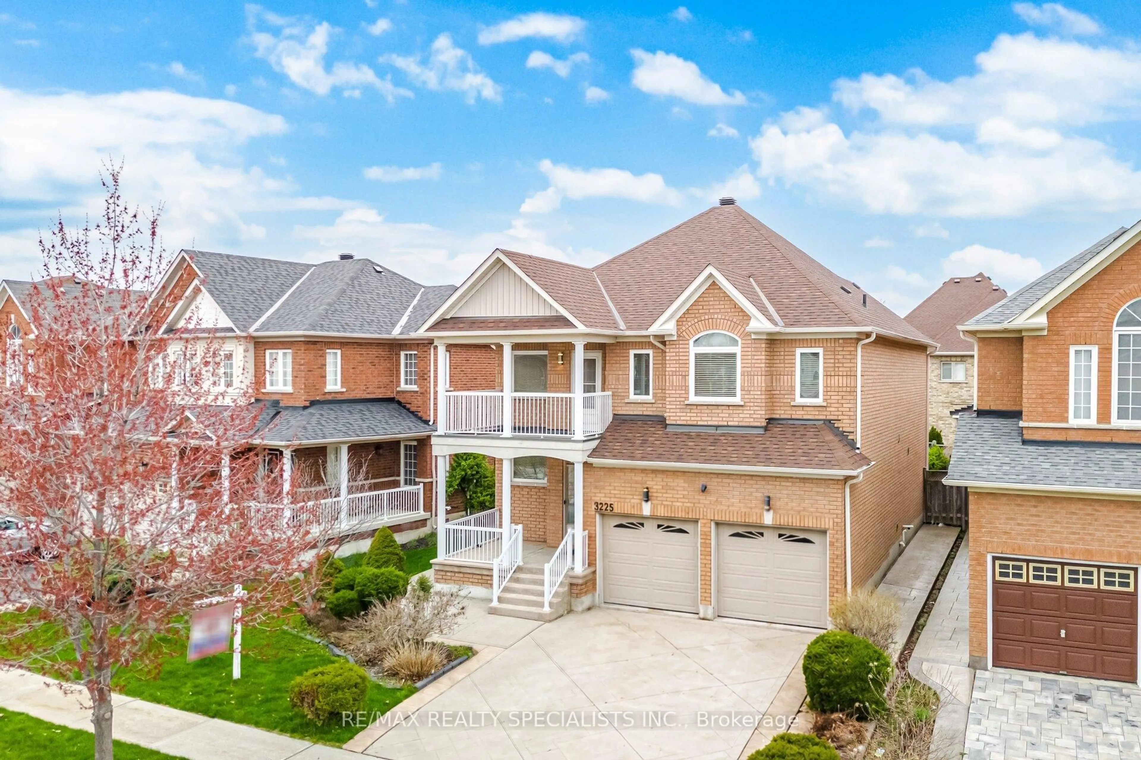A pic from outside/outdoor area/front of a property/back of a property/a pic from drone, street for 3225 Escada Dr, Mississauga Ontario L5M 7V6