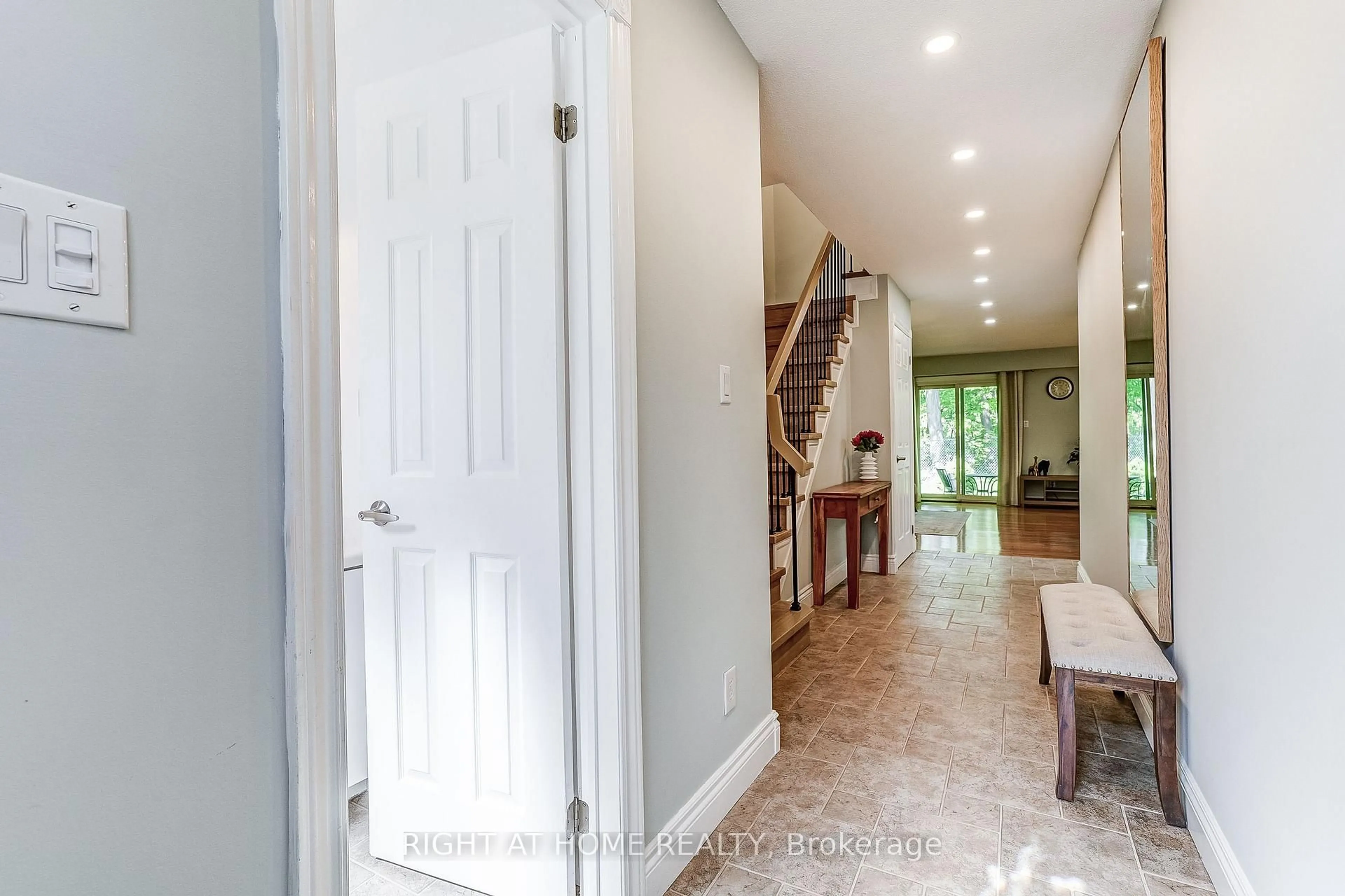Indoor entryway for 2120 Rathburn Rd #55, Mississauga Ontario L4W 2S8