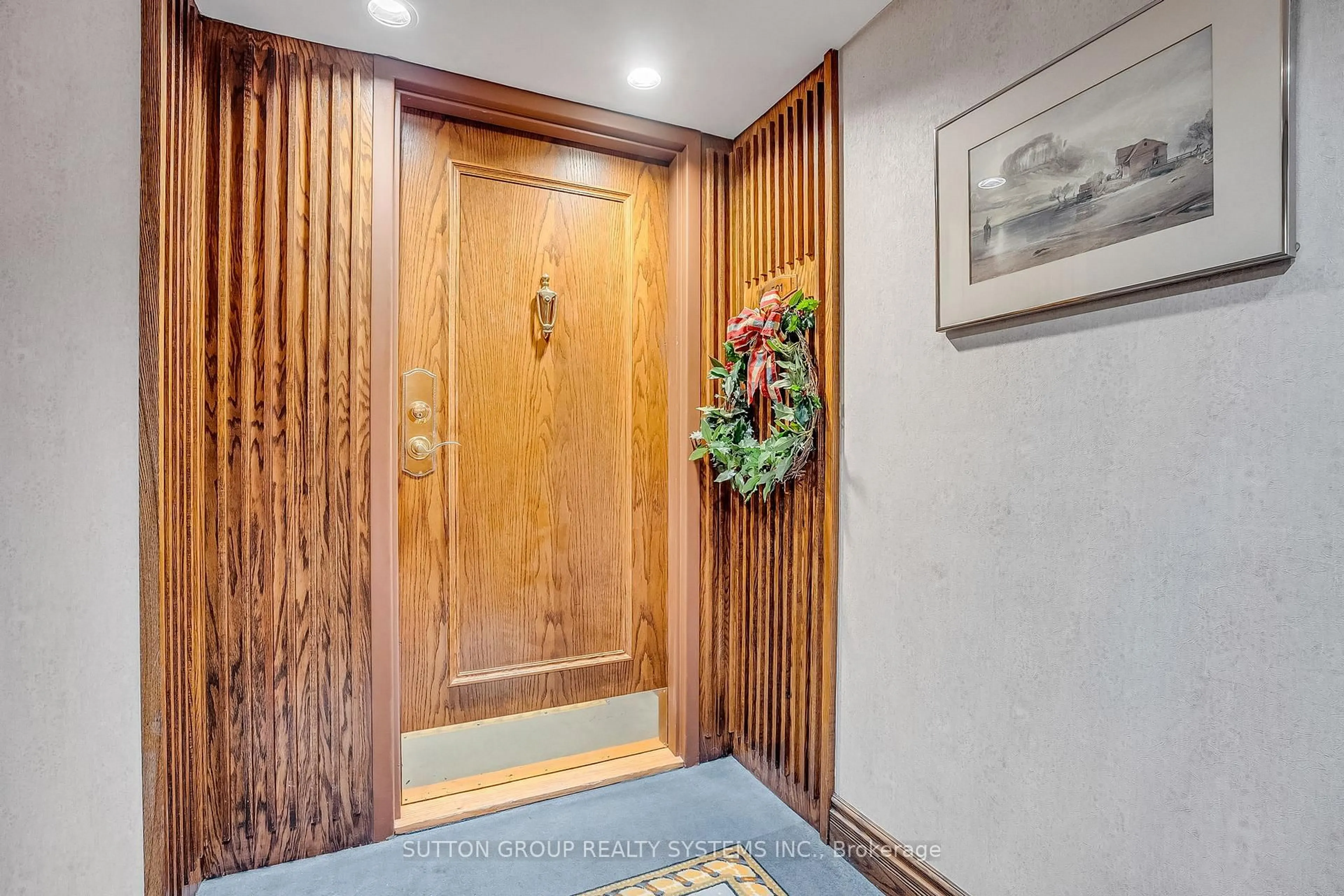 Indoor foyer for 2180 Marine Dr #501, Oakville Ontario L6L 5V2
