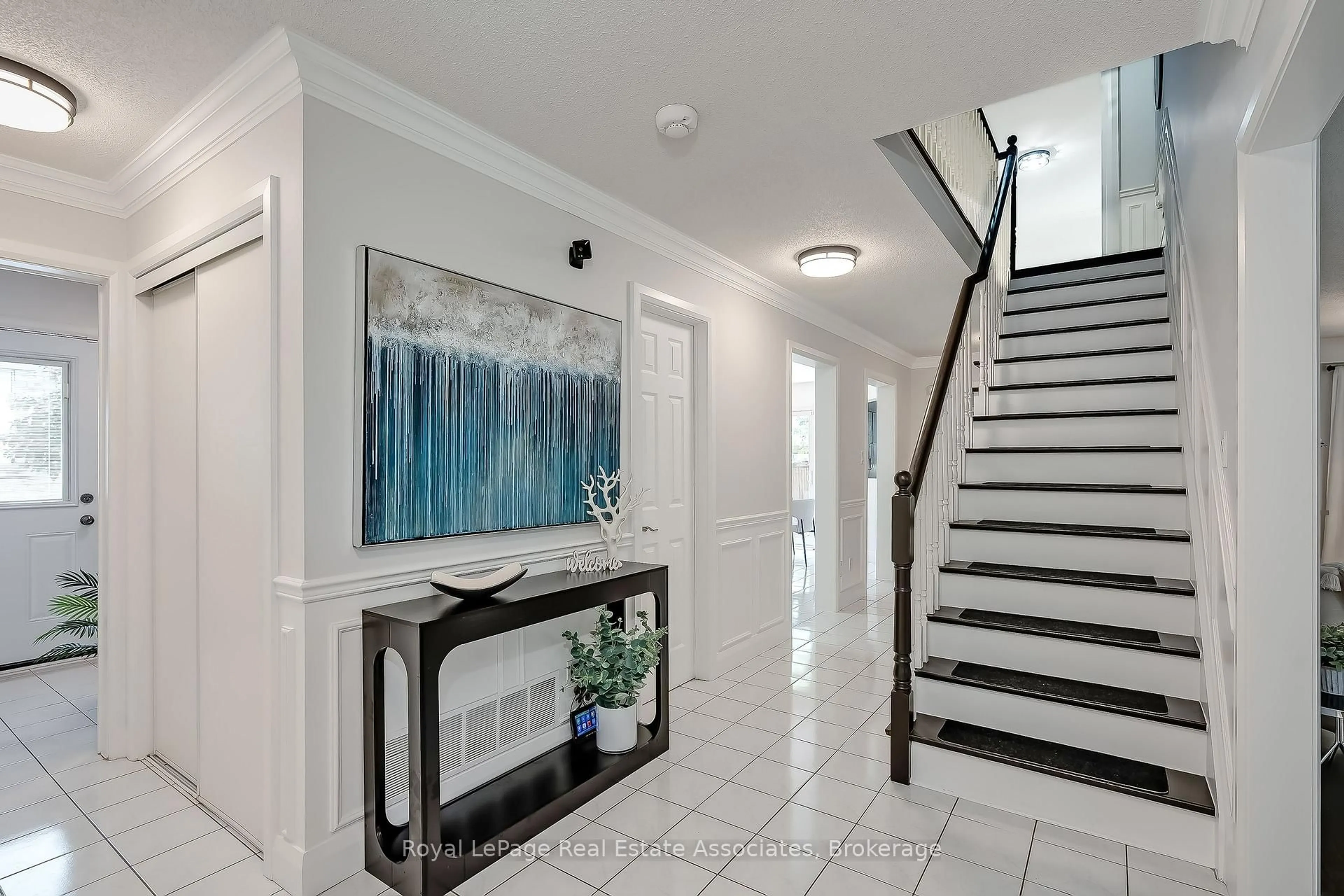 Indoor entryway for 5824 Cornell Cres, Mississauga Ontario L5M 5R5