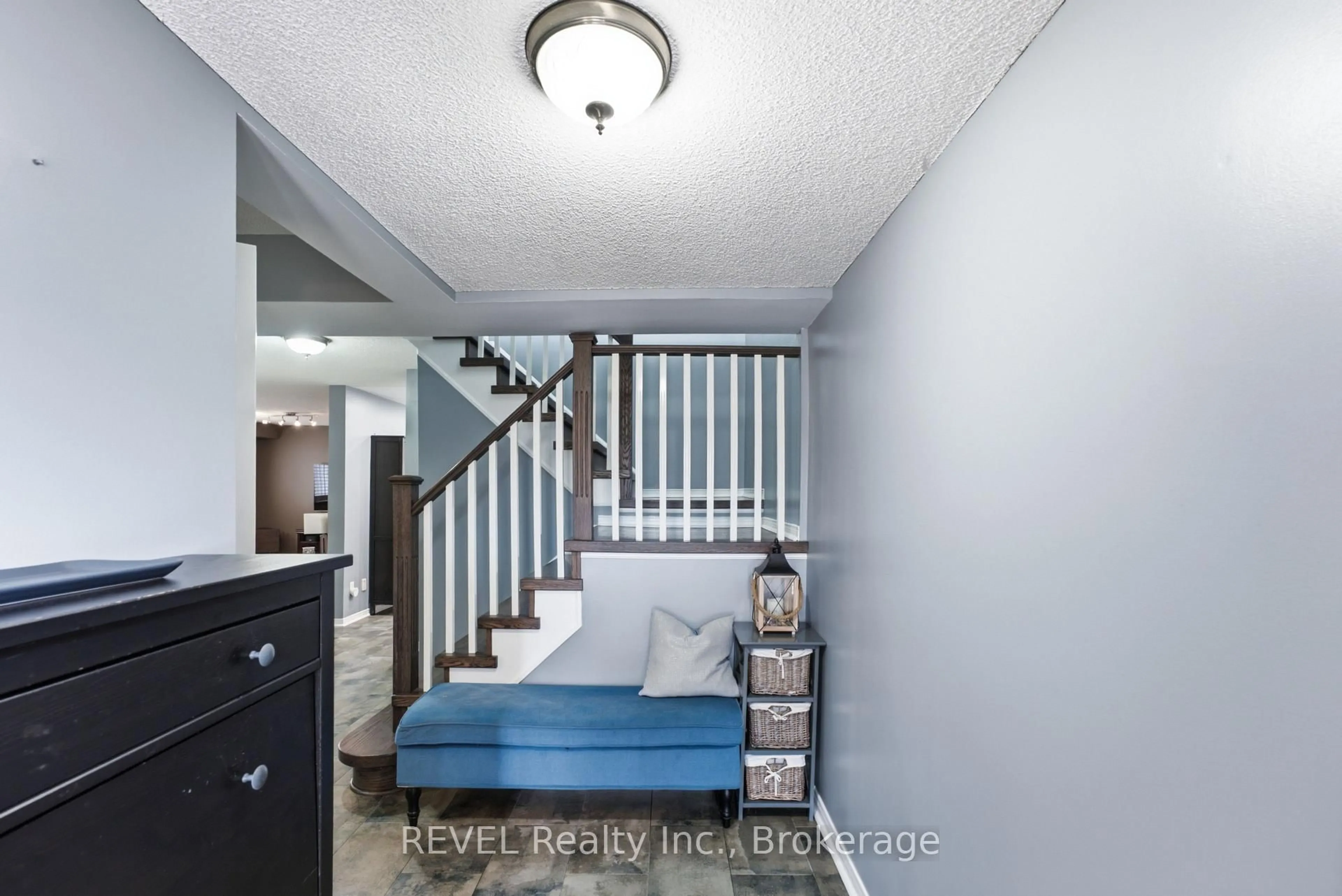 Indoor entryway for 20 Hayloft Crt, Brampton Ontario L6X 4R7
