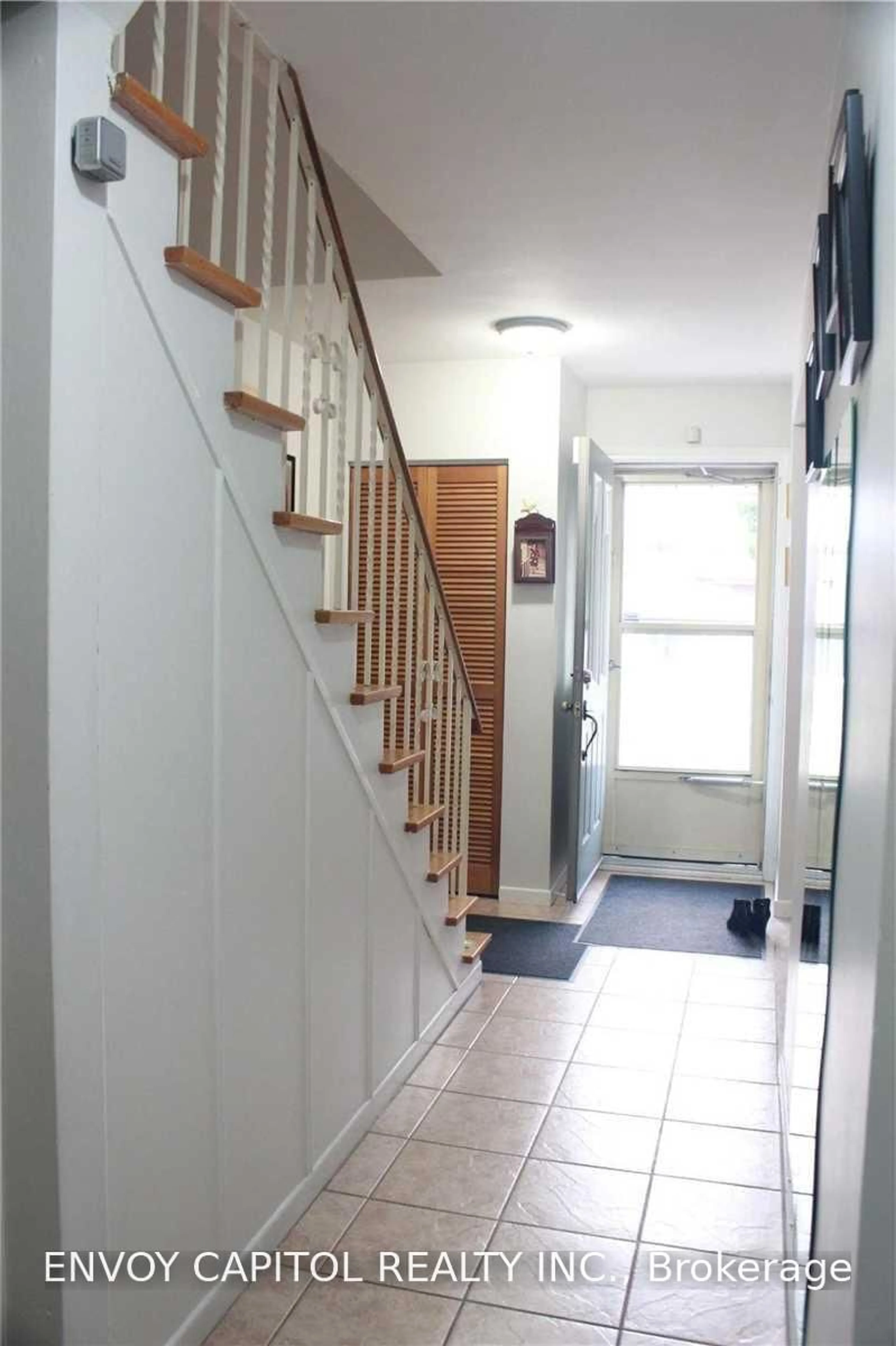 Indoor foyer for 14 Faulkner Cres, Toronto Ontario M9M 2C1