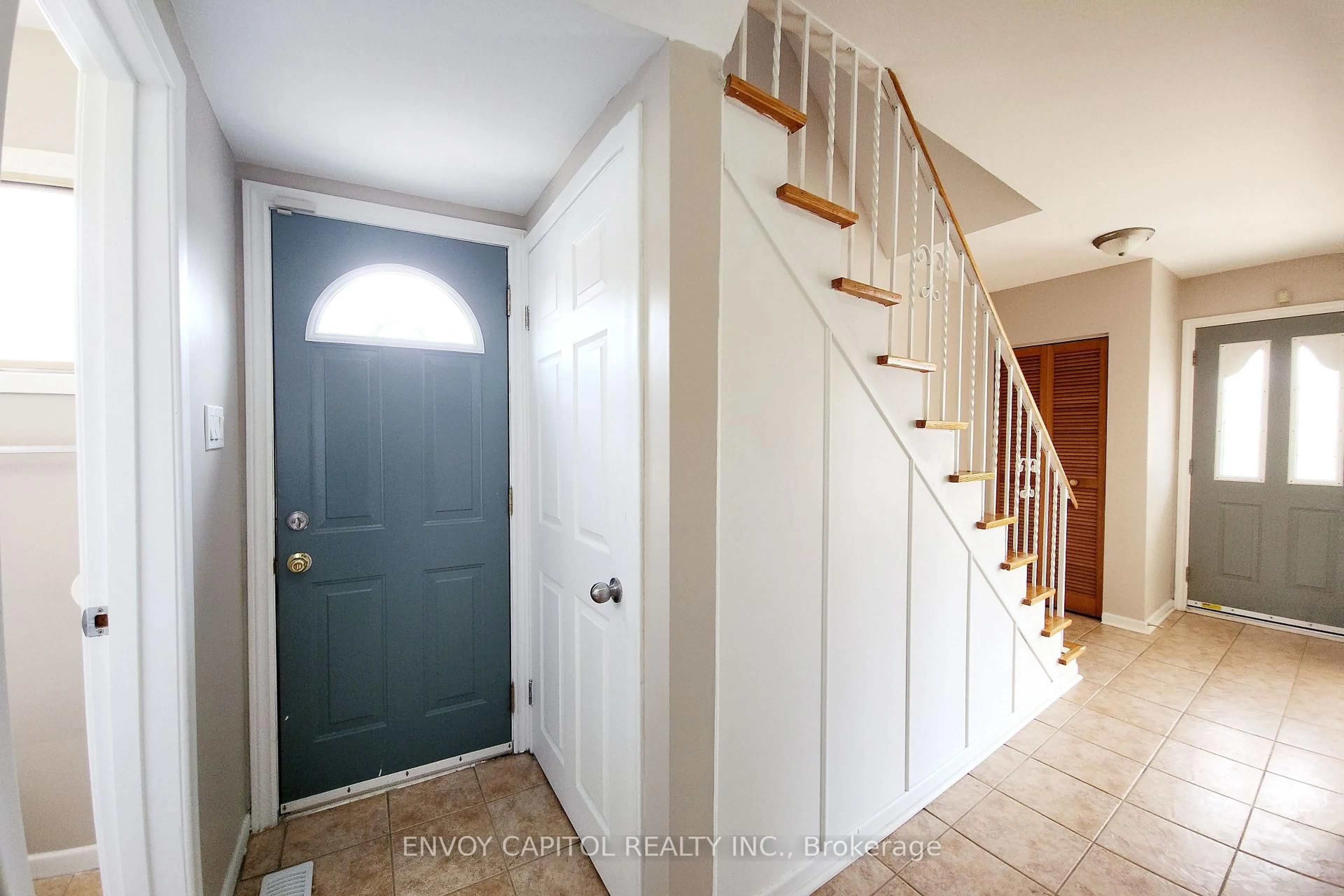 Indoor entryway for 14 Faulkner Cres, Toronto Ontario M9M 2C1