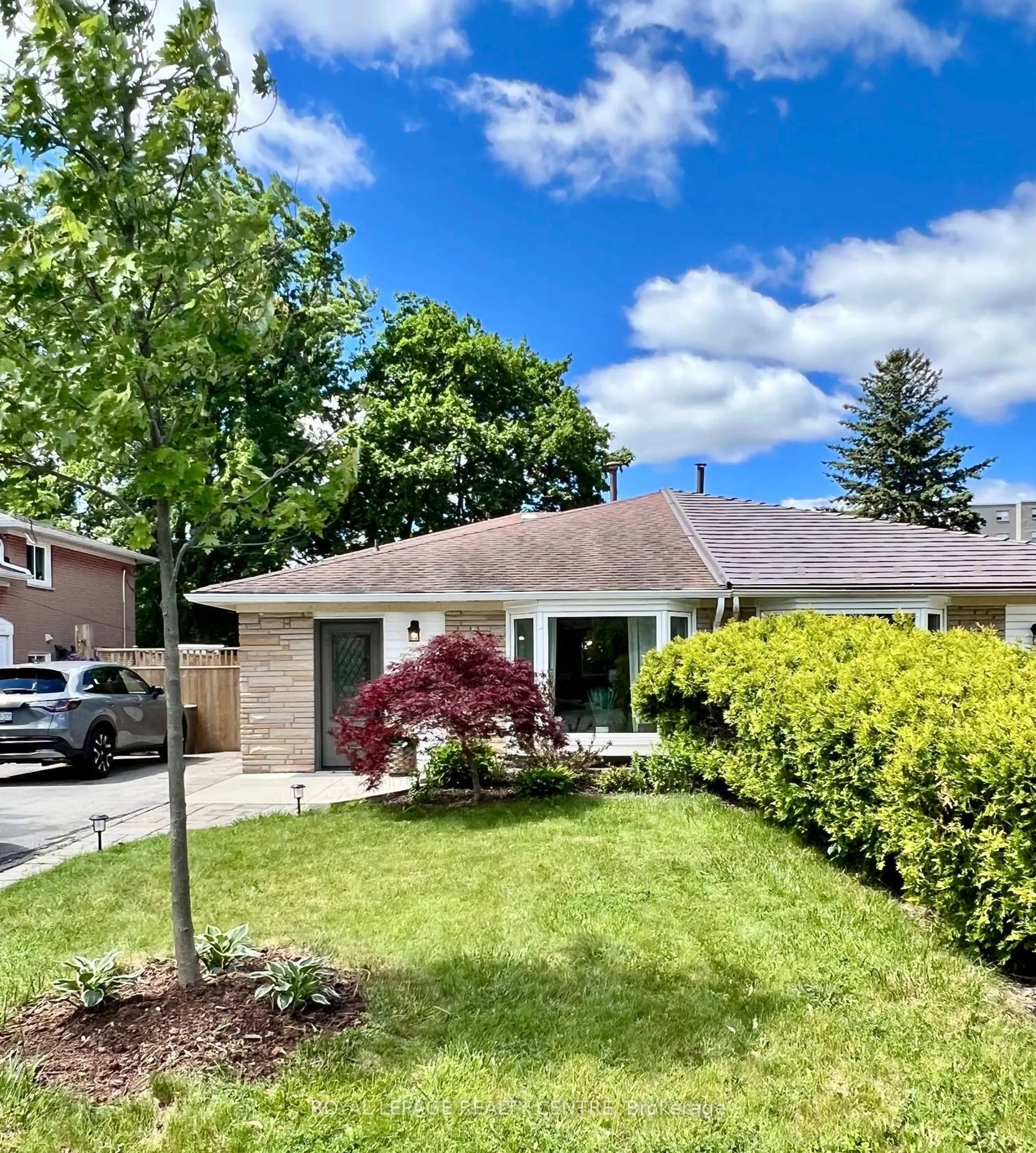 Home with vinyl exterior material, street for 1319 Redbank Cres, Oakville Ontario L6H 1Y4