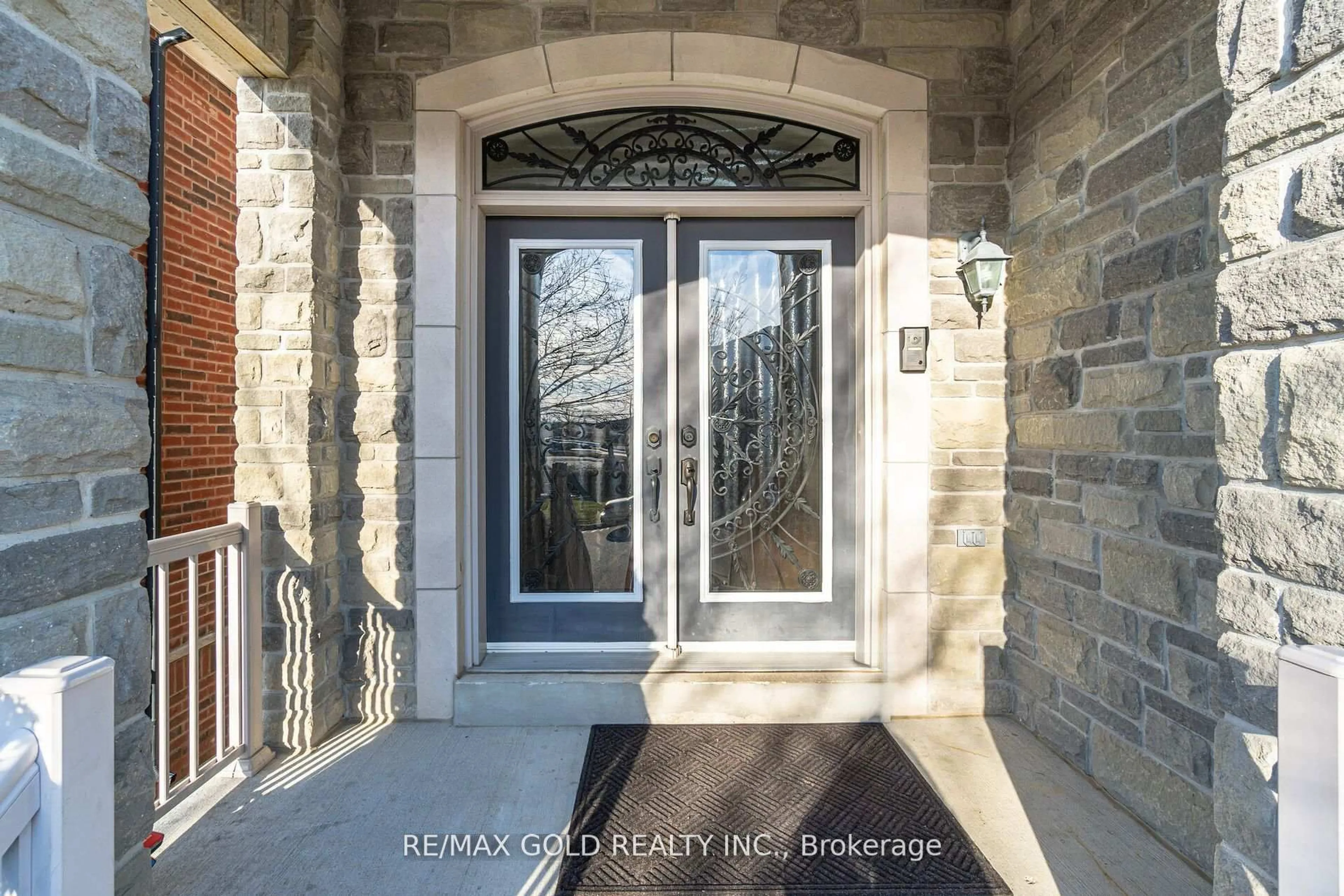 Indoor entryway for 11 Clearfield Dr, Brampton Ontario L6P 3L3