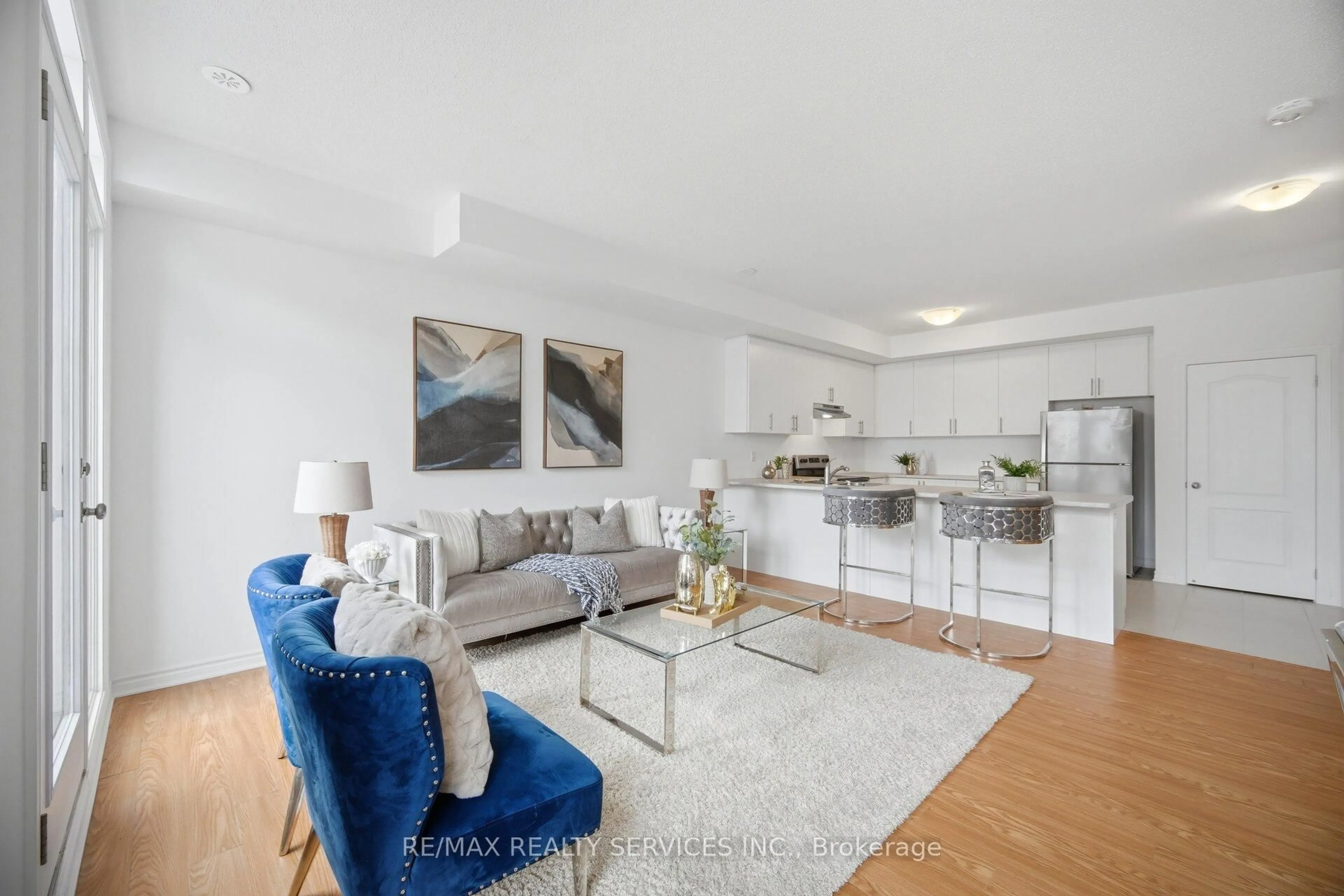 Living room with furniture, unknown for 19 Tiveron Ave, Caledon Ontario L7C 4L4