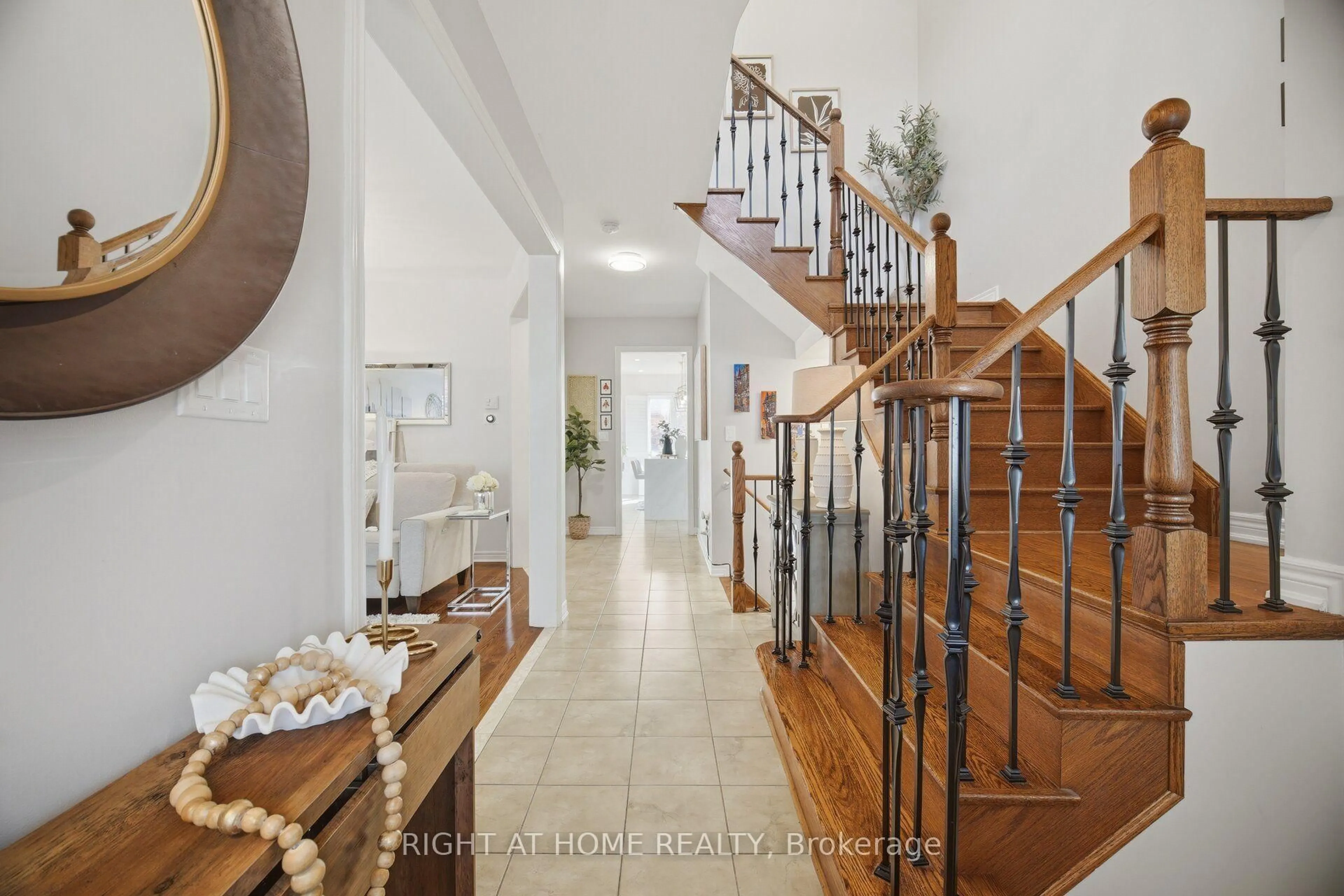 Indoor entryway for 3186 Robert Brown Blvd, Oakville Ontario L7M 0P2