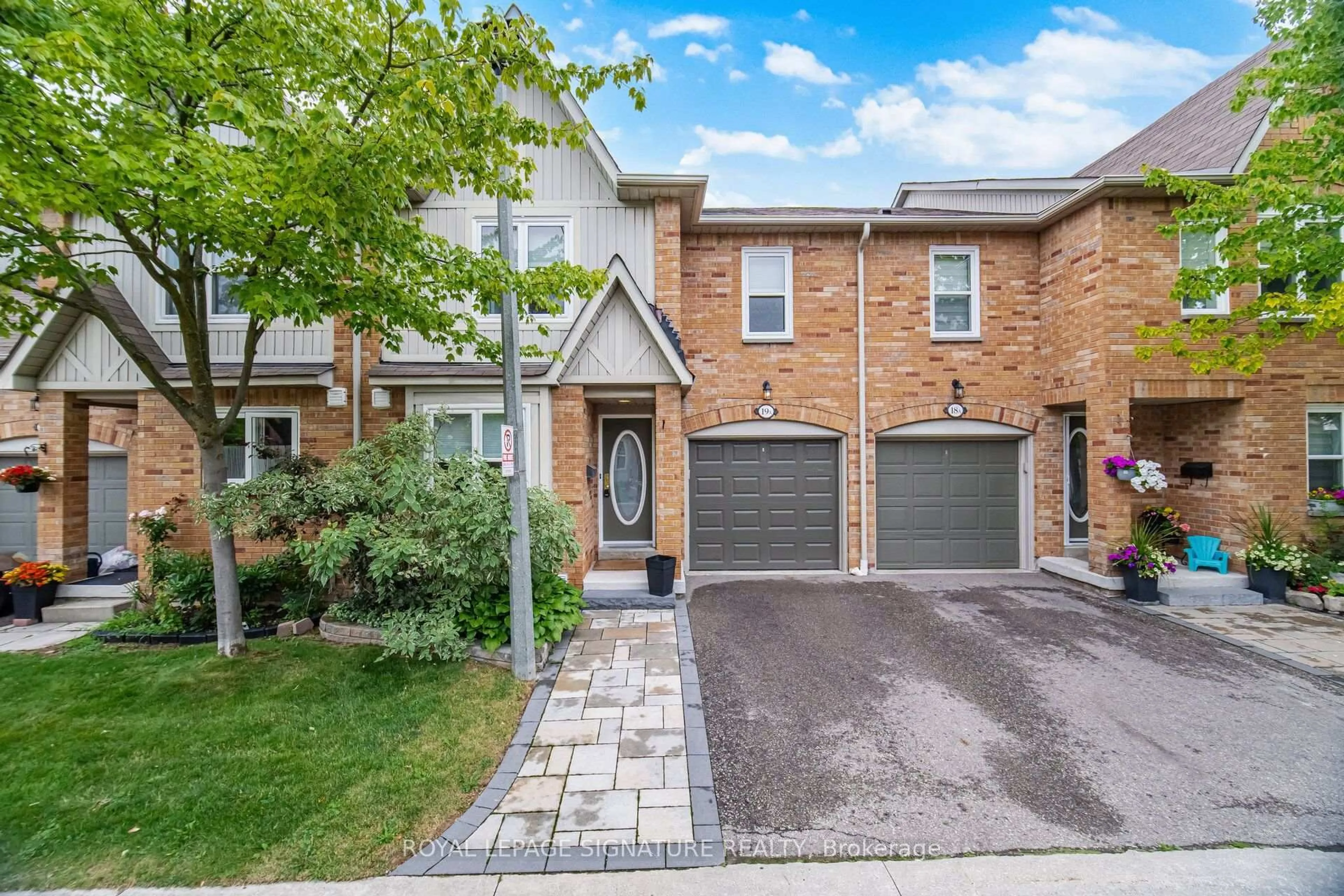 Home with brick exterior material, street for 5940 Glen Erin Dr #19A, Mississauga Ontario L5M 5W9