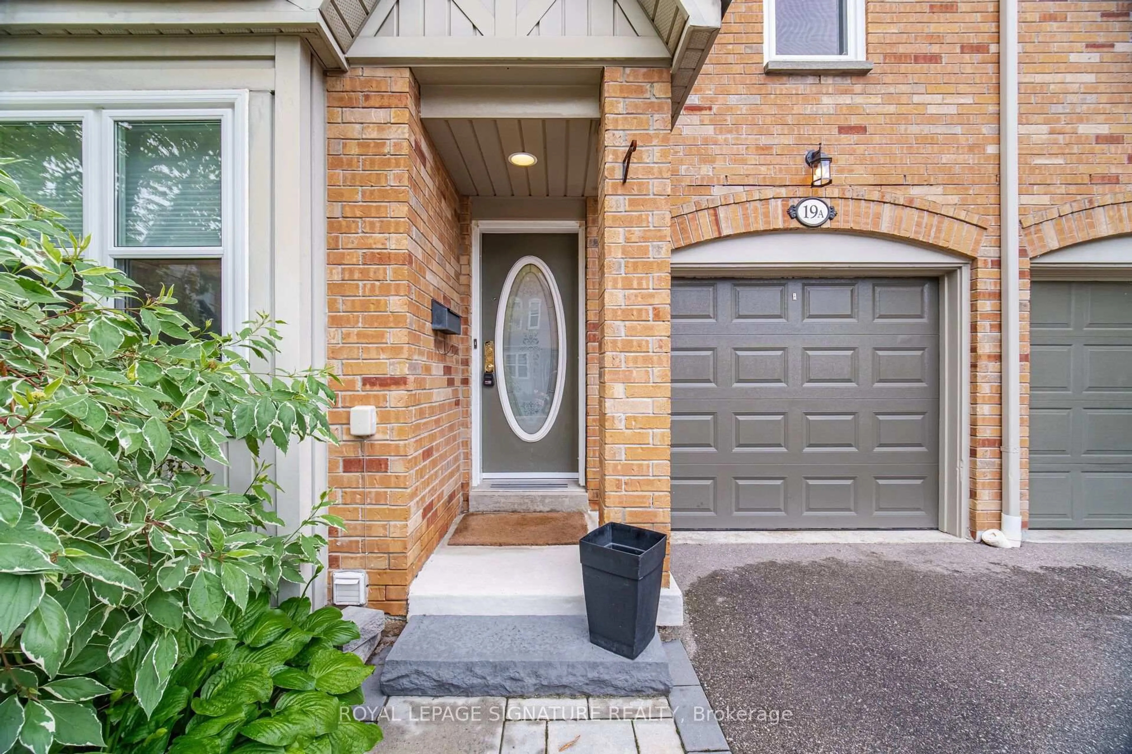 Home with brick exterior material, street for 5940 Glen Erin Dr #19A, Mississauga Ontario L5M 5W9