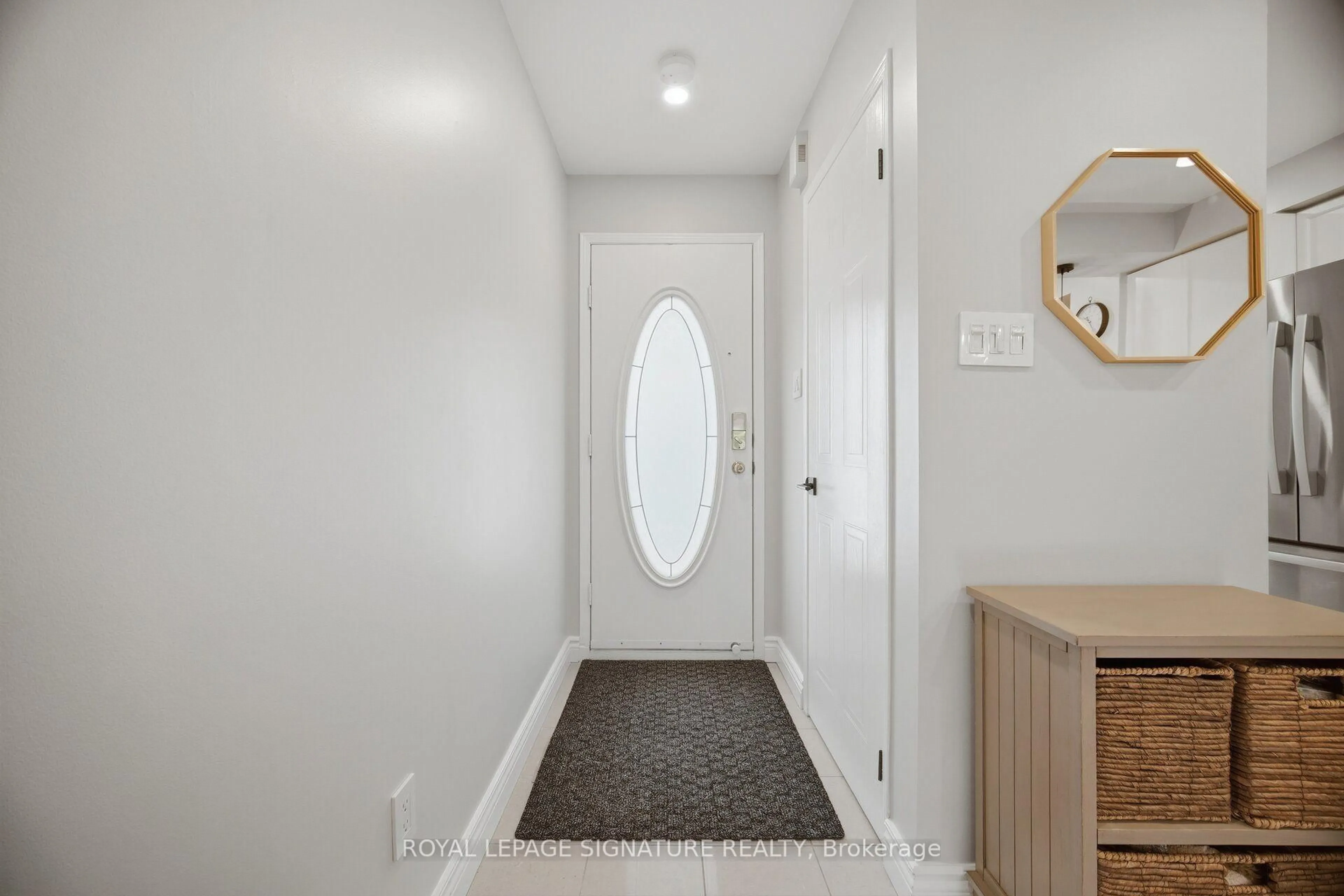 Indoor entryway for 5940 Glen Erin Dr #19A, Mississauga Ontario L5M 5W9