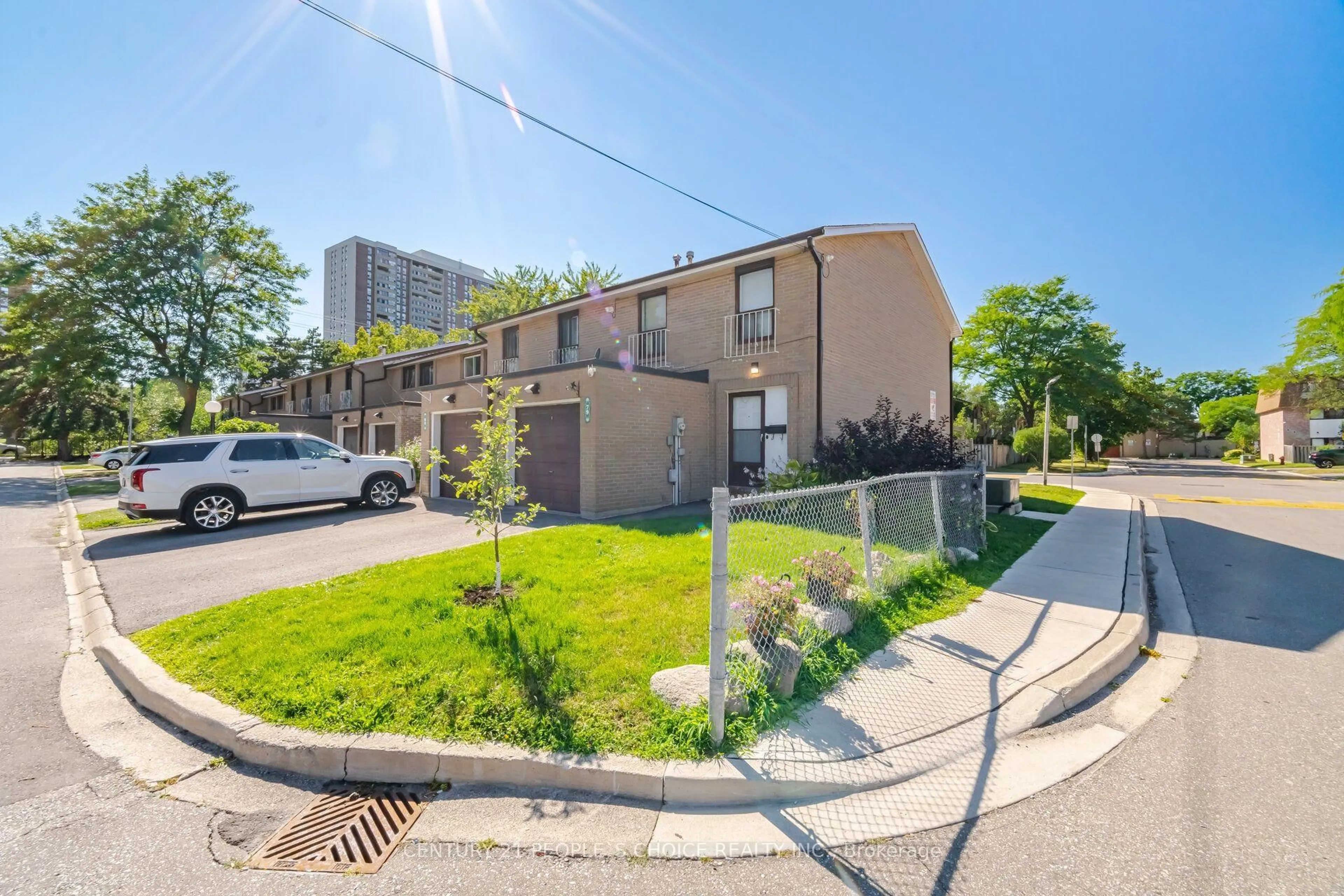 A pic from outside/outdoor area/front of a property/back of a property/a pic from drone, street for 79 Fleetwood Cres, Brampton Ontario L6T 2E5