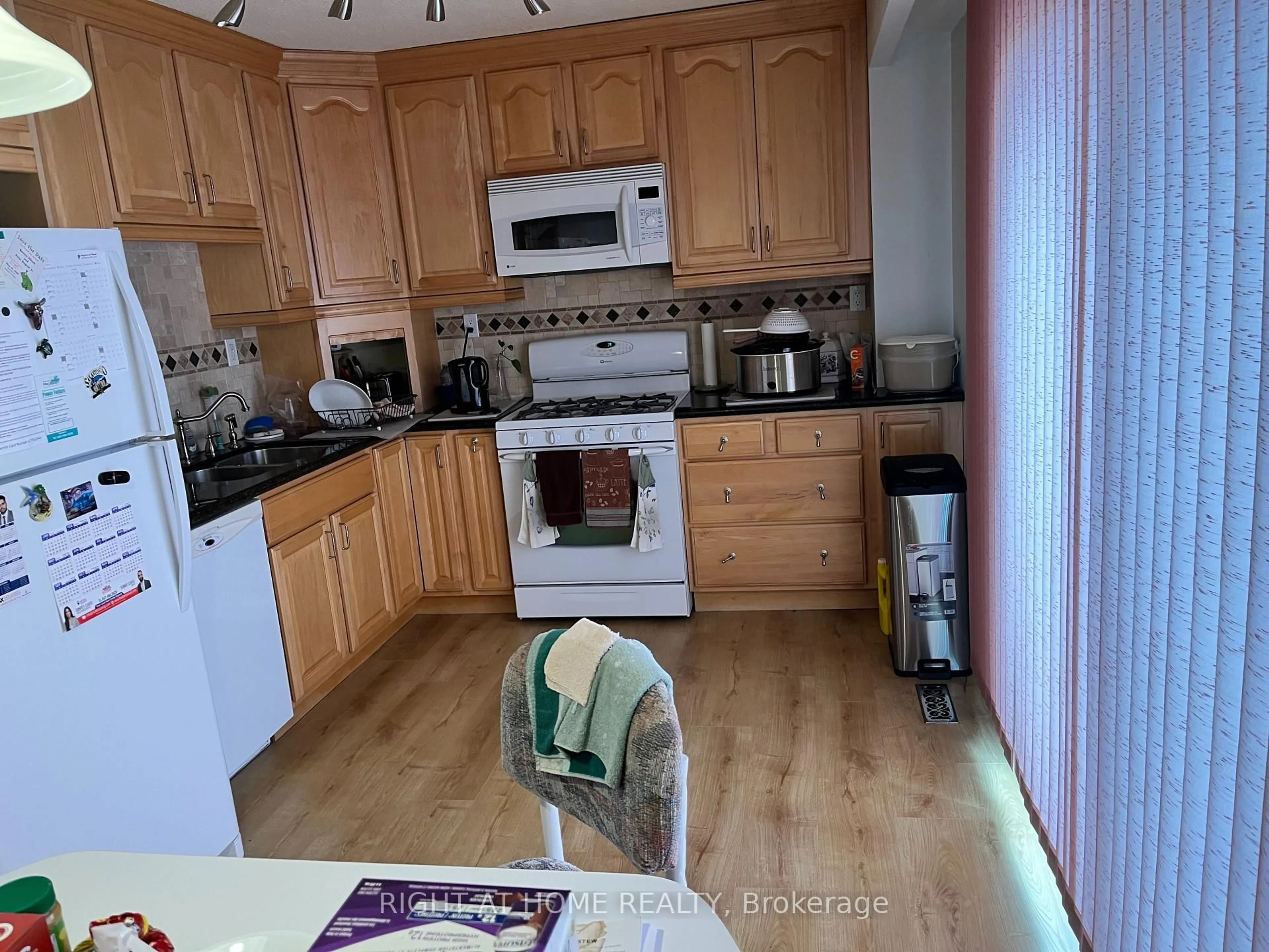 Standard kitchen, unknown for 70 Carisbrooke Crt, Brampton Ontario L6S 3K1