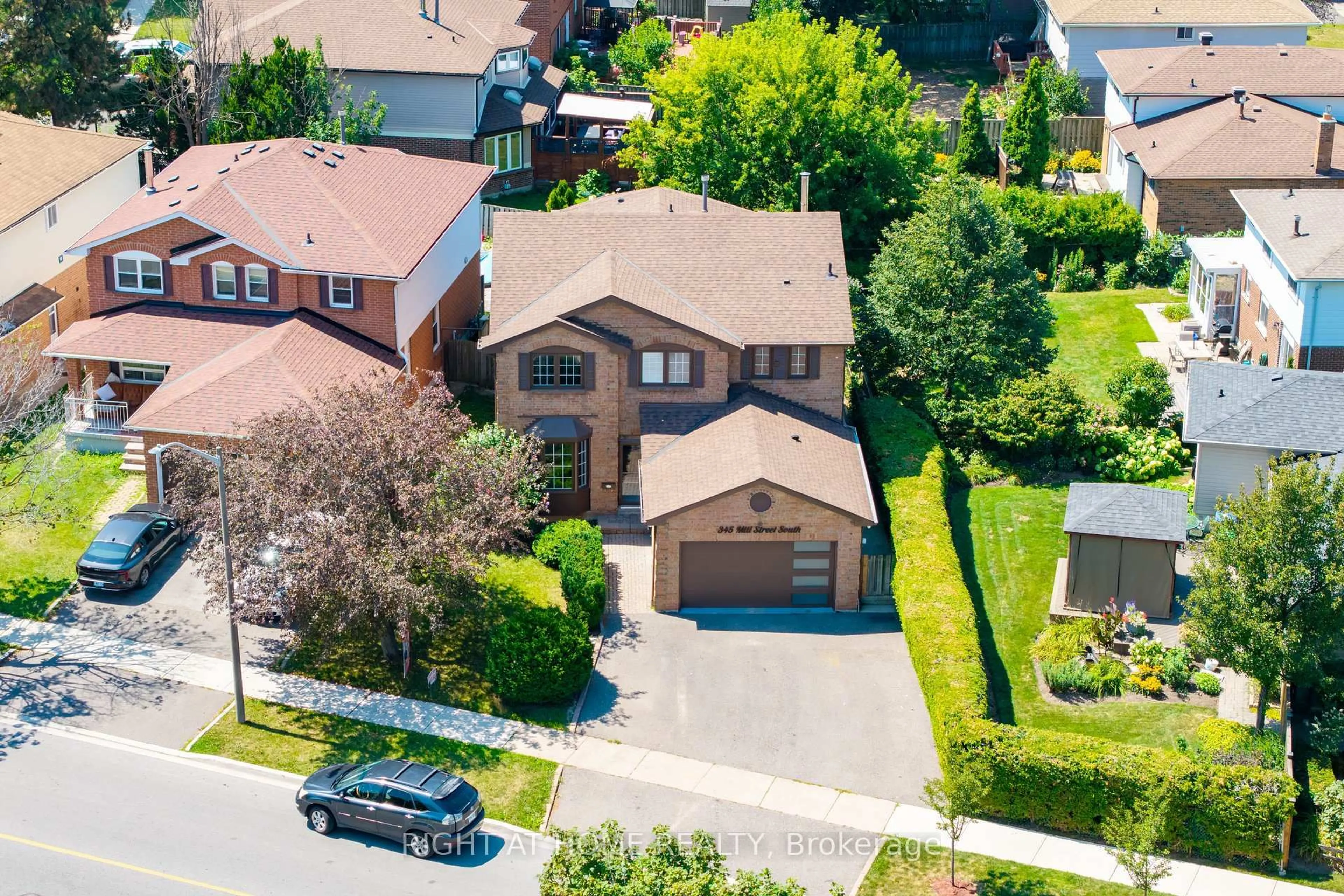 A pic from outside/outdoor area/front of a property/back of a property/a pic from drone, street for 345 Mill St, Brampton Ontario L6Y 2Y8