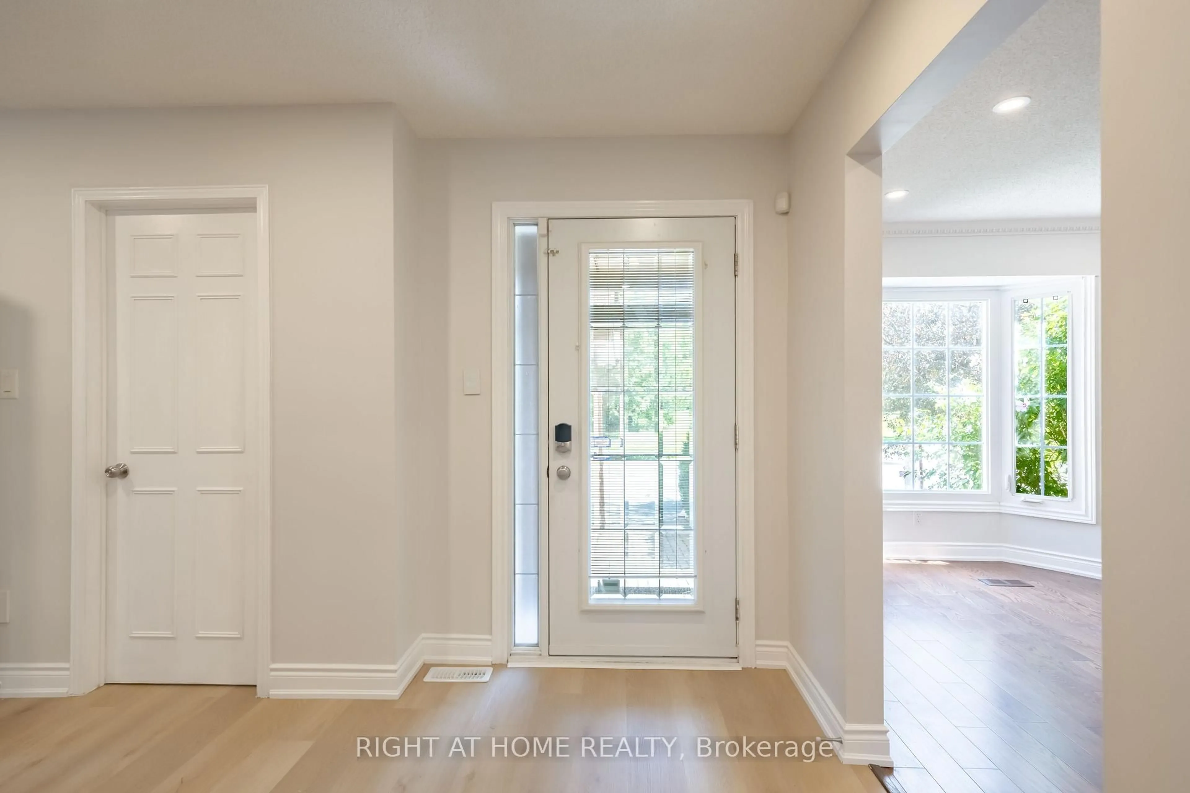 Indoor entryway for 345 Mill St, Brampton Ontario L6Y 2Y8