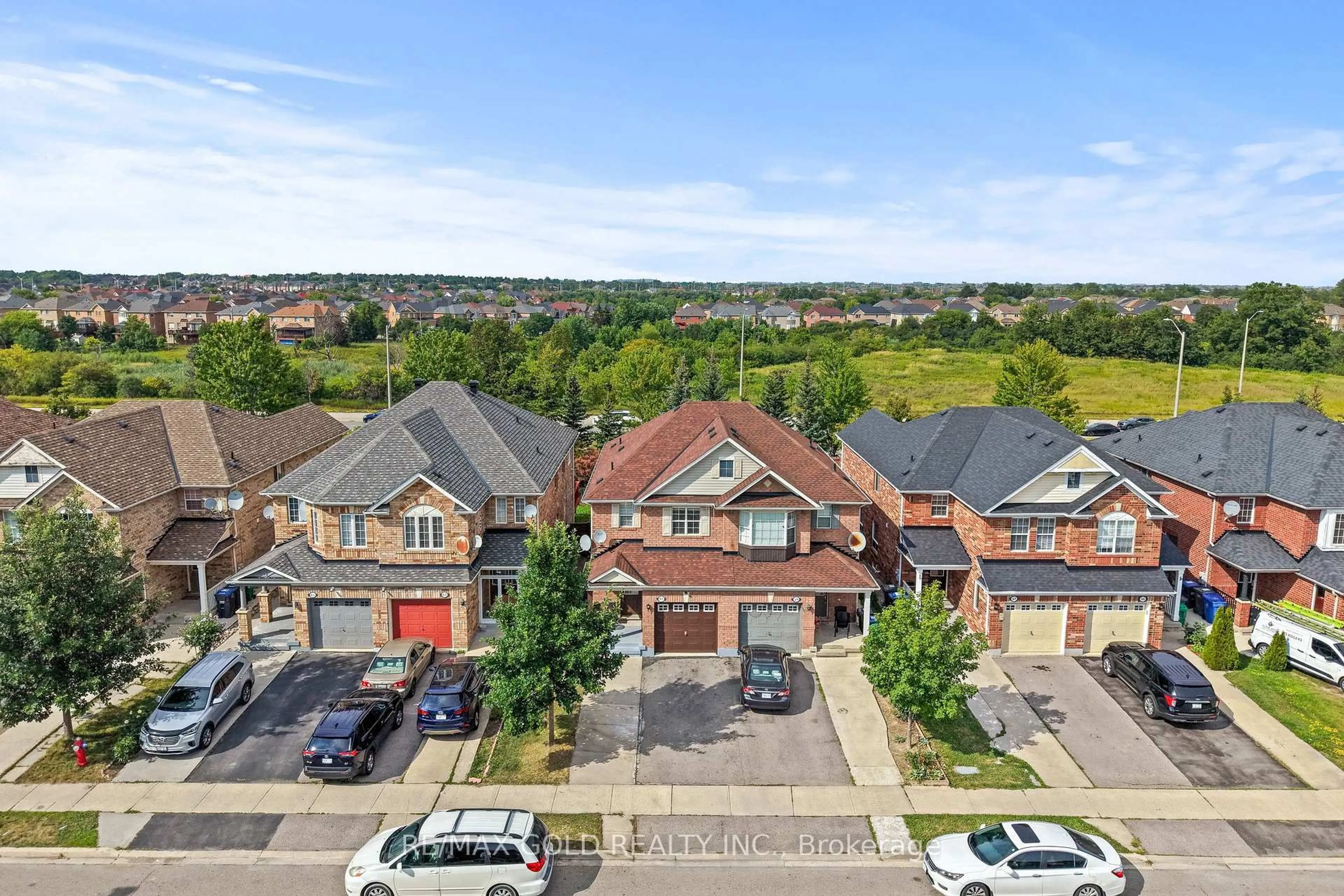 A pic from outside/outdoor area/front of a property/back of a property/a pic from drone, city buildings view from balcony for 61 Herdwick St, Brampton Ontario L6S 6L6