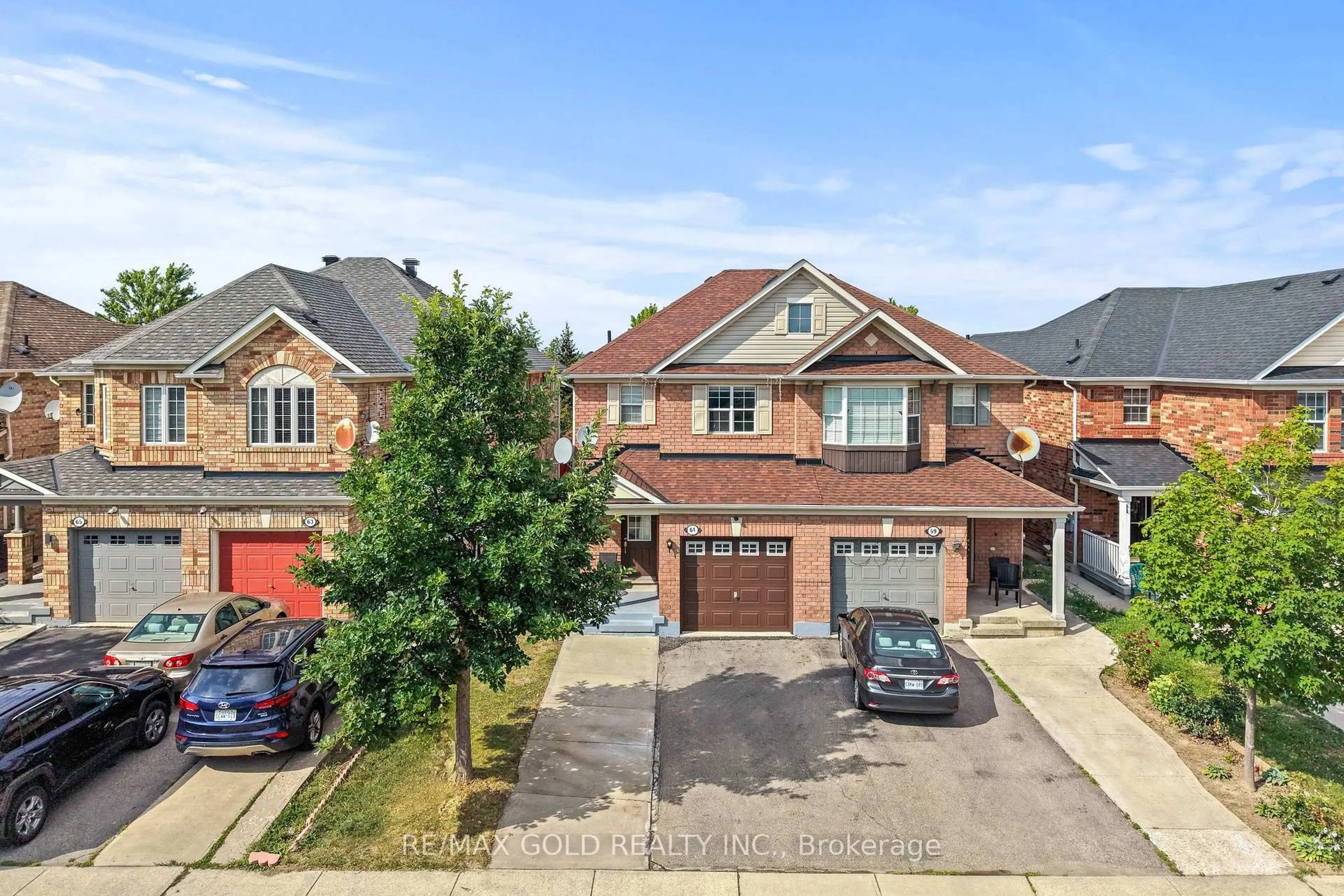 A pic from outside/outdoor area/front of a property/back of a property/a pic from drone, street for 61 Herdwick St, Brampton Ontario L6S 6L6