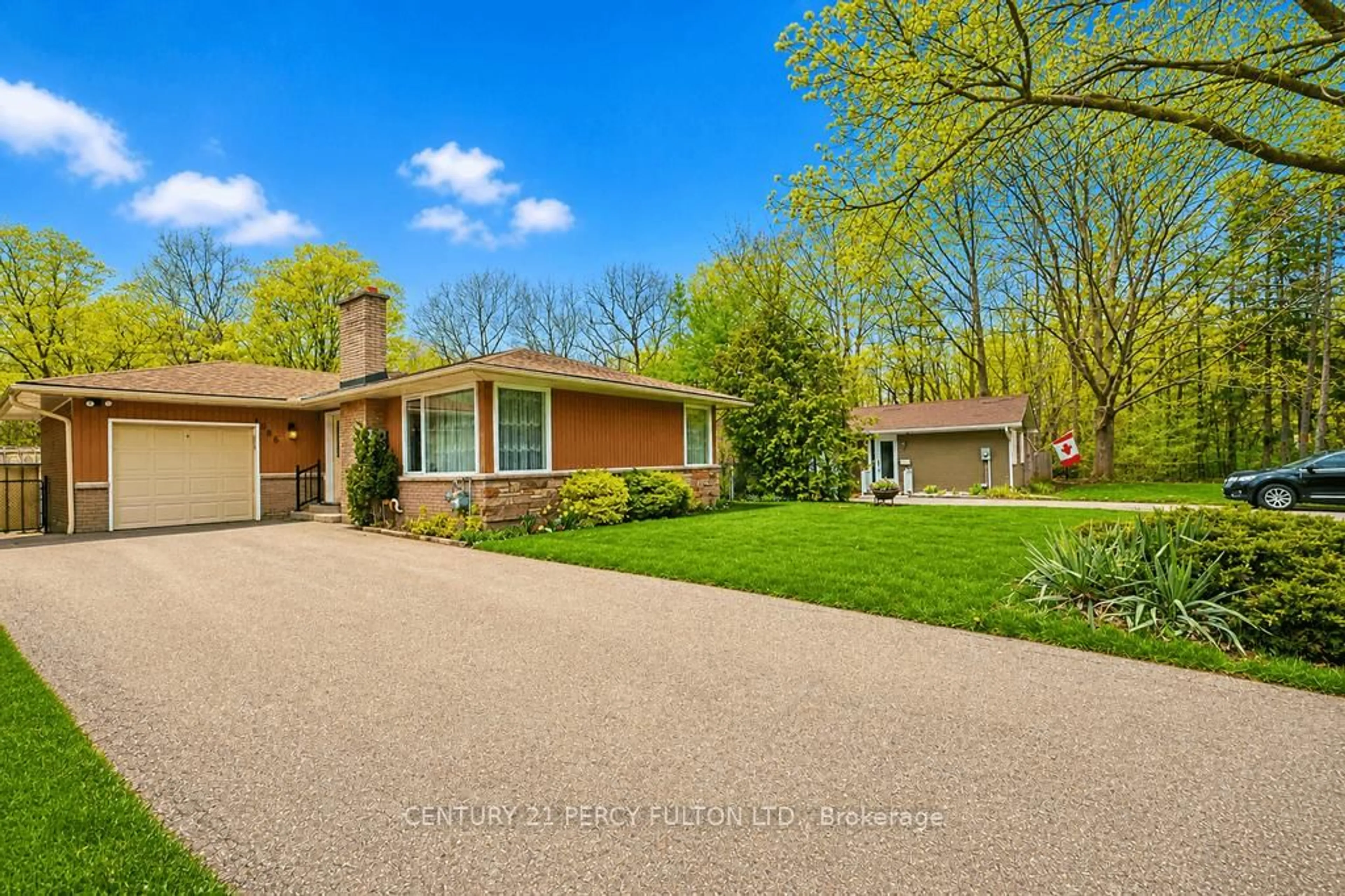 A pic from outside/outdoor area/front of a property/back of a property/a pic from drone, unknown for 1386 Forest Glade Rd, Oakville Ontario L6H 2G3