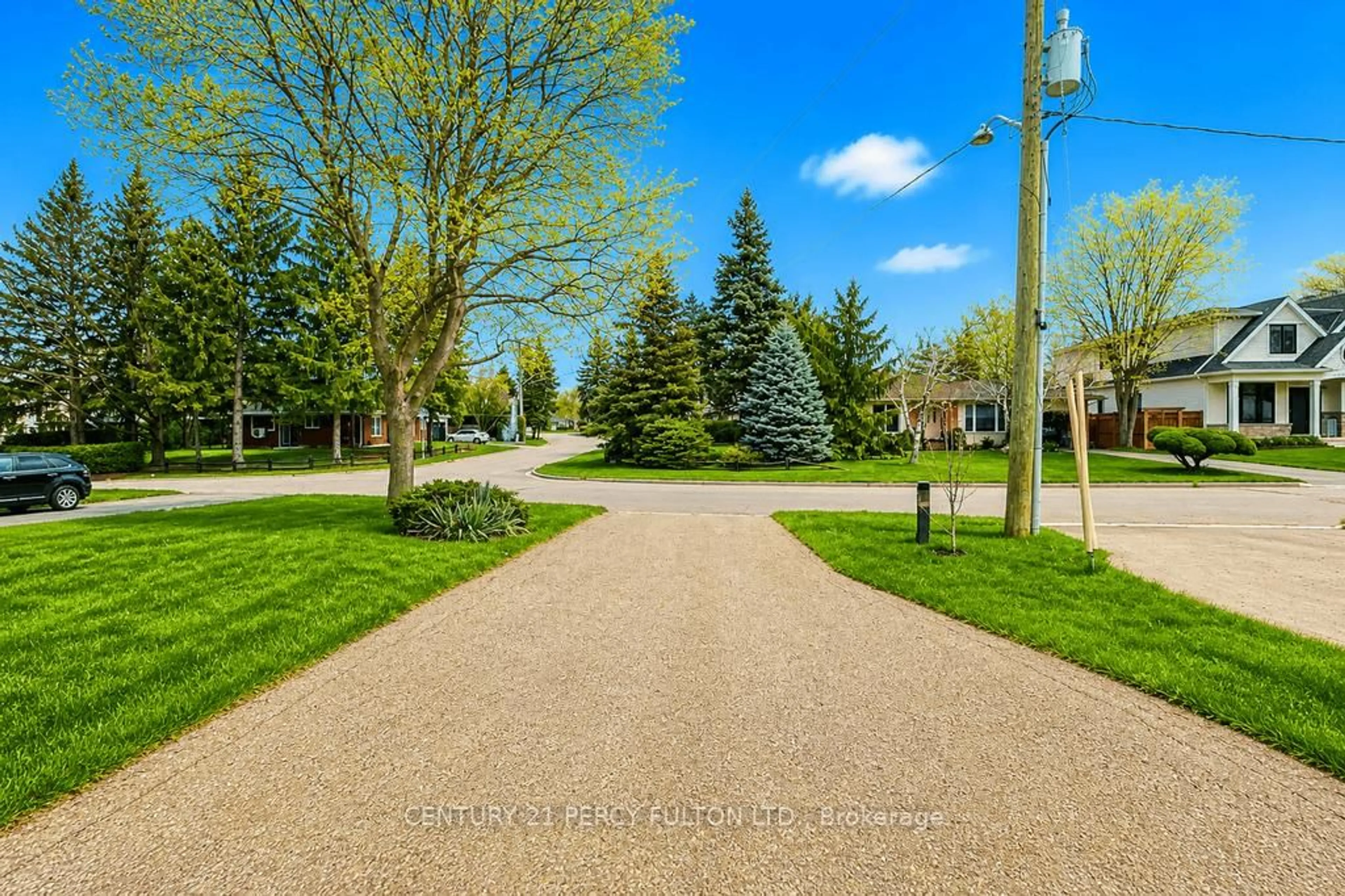 Patio, street for 1386 Forest Glade Rd, Oakville Ontario L6H 2G3