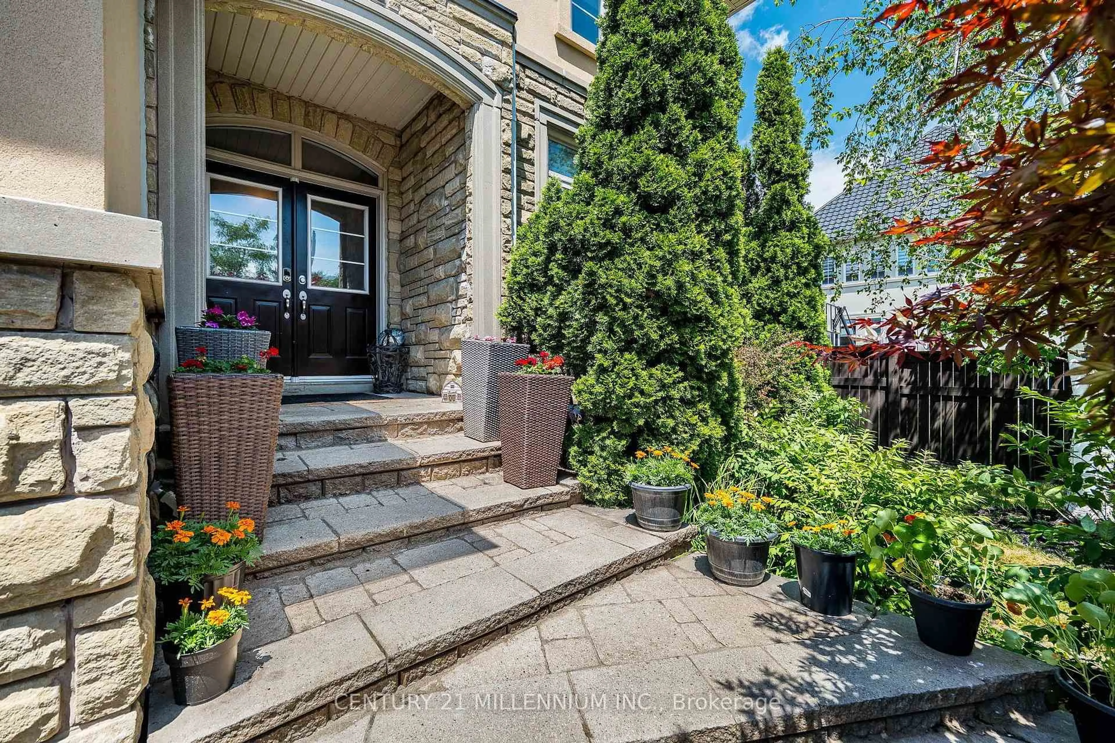 Indoor entryway for 4 Belleville Dr, Brampton Ontario L6P 1V7