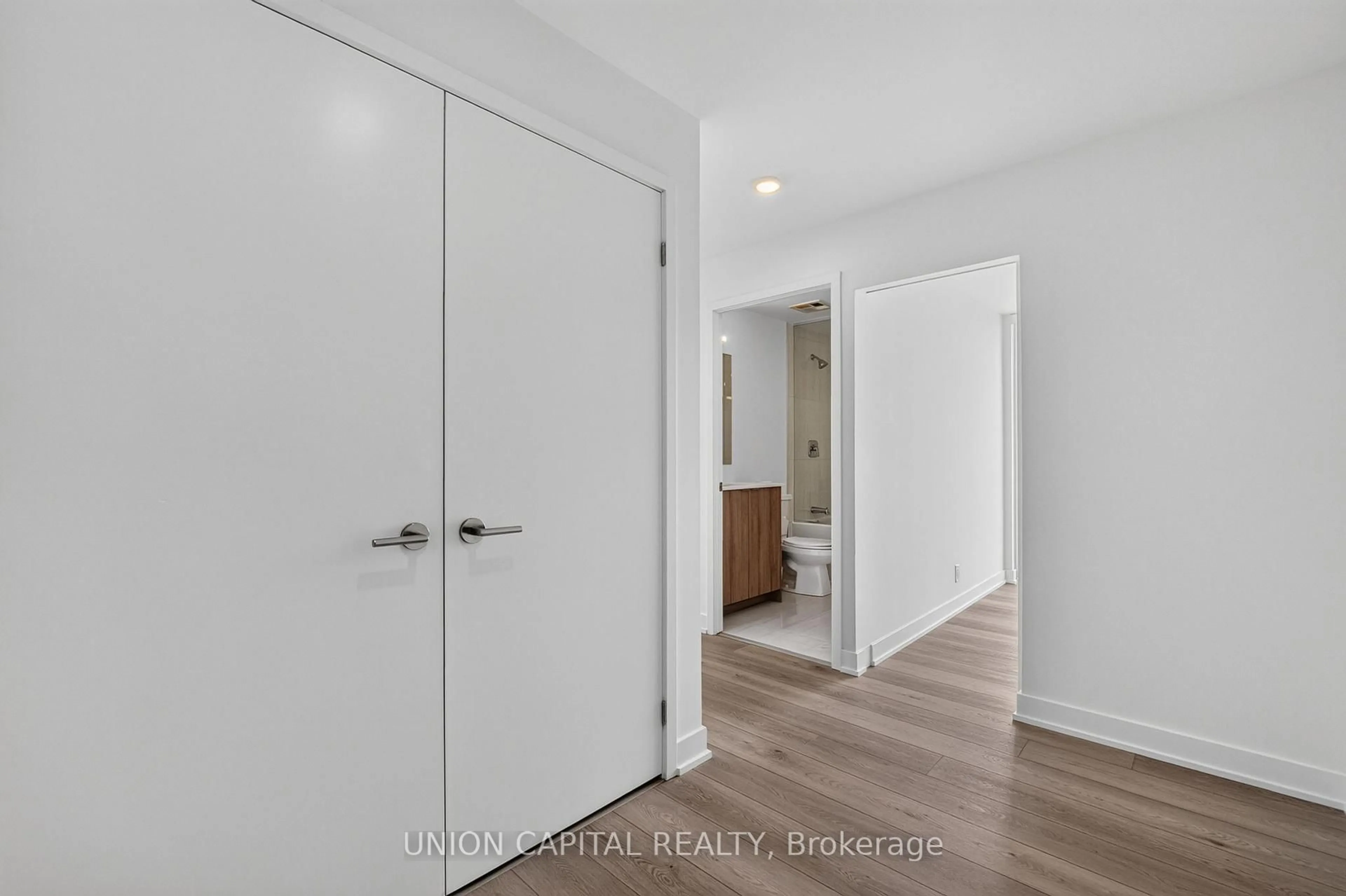 Indoor entryway for 1660 Bloor St #910, Toronto Ontario M6P 0C6