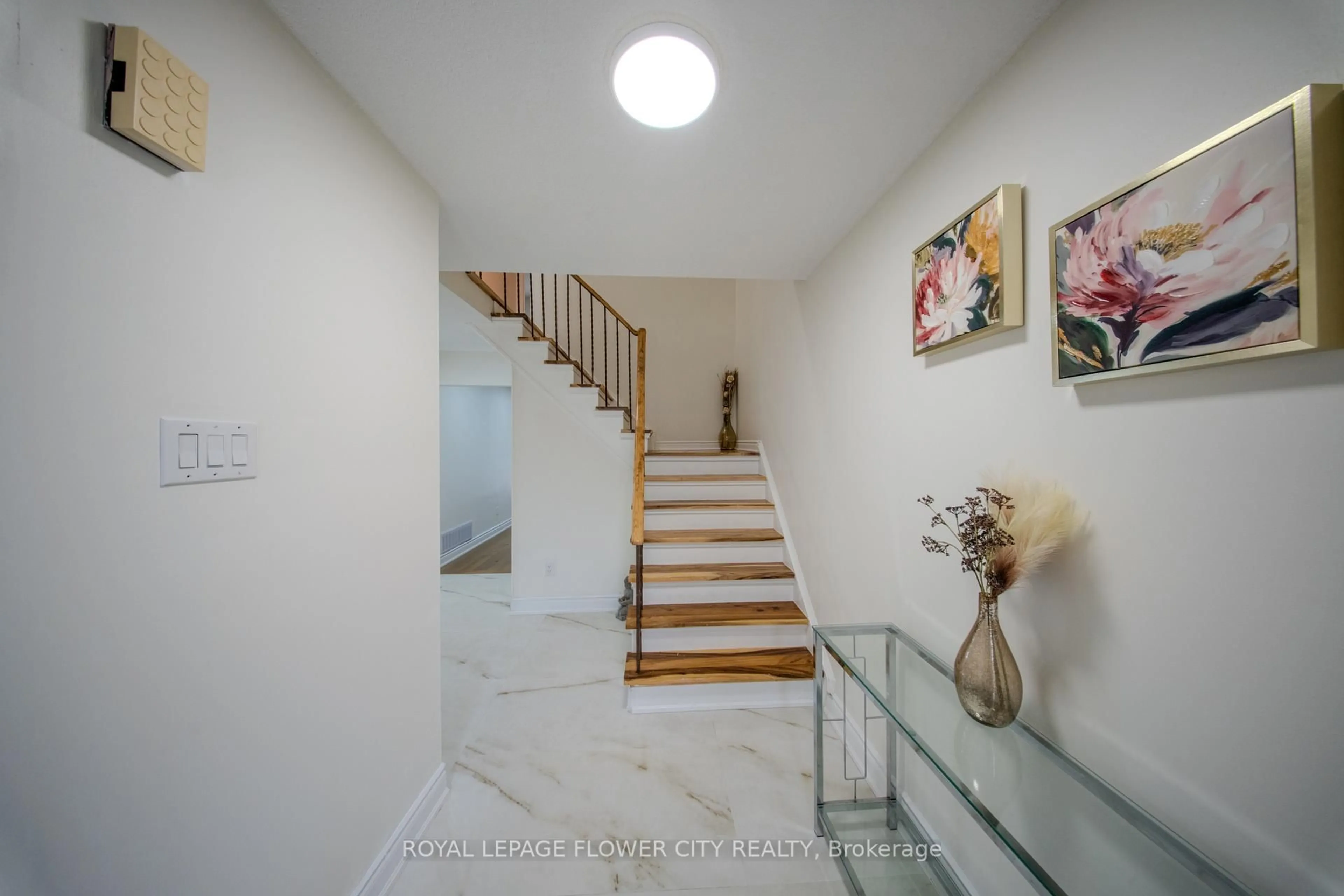 Indoor foyer for 6 Crenshaw Cres, Brampton Ontario L6Z 1W9