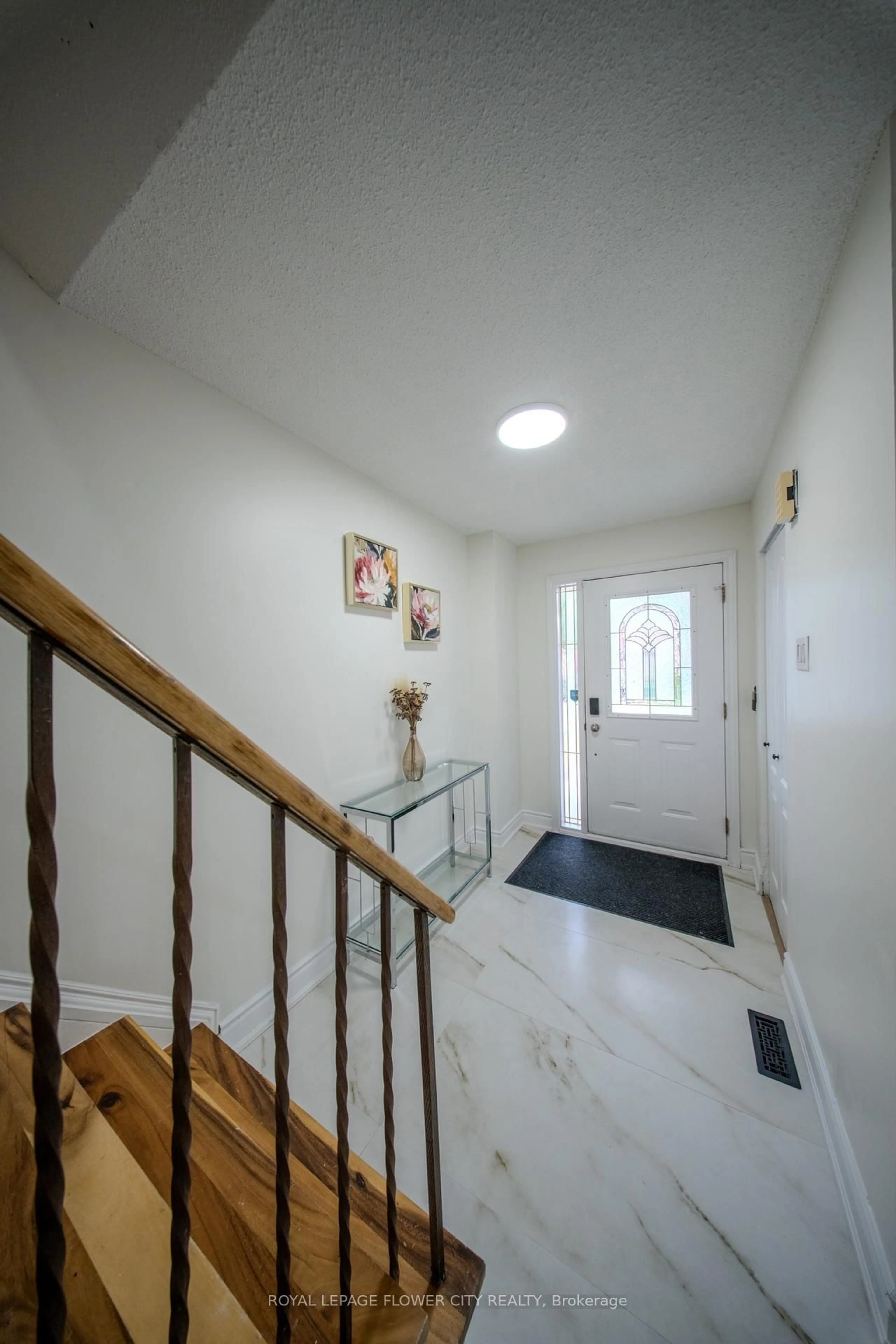 Indoor foyer for 6 Crenshaw Cres, Brampton Ontario L6Z 1W9